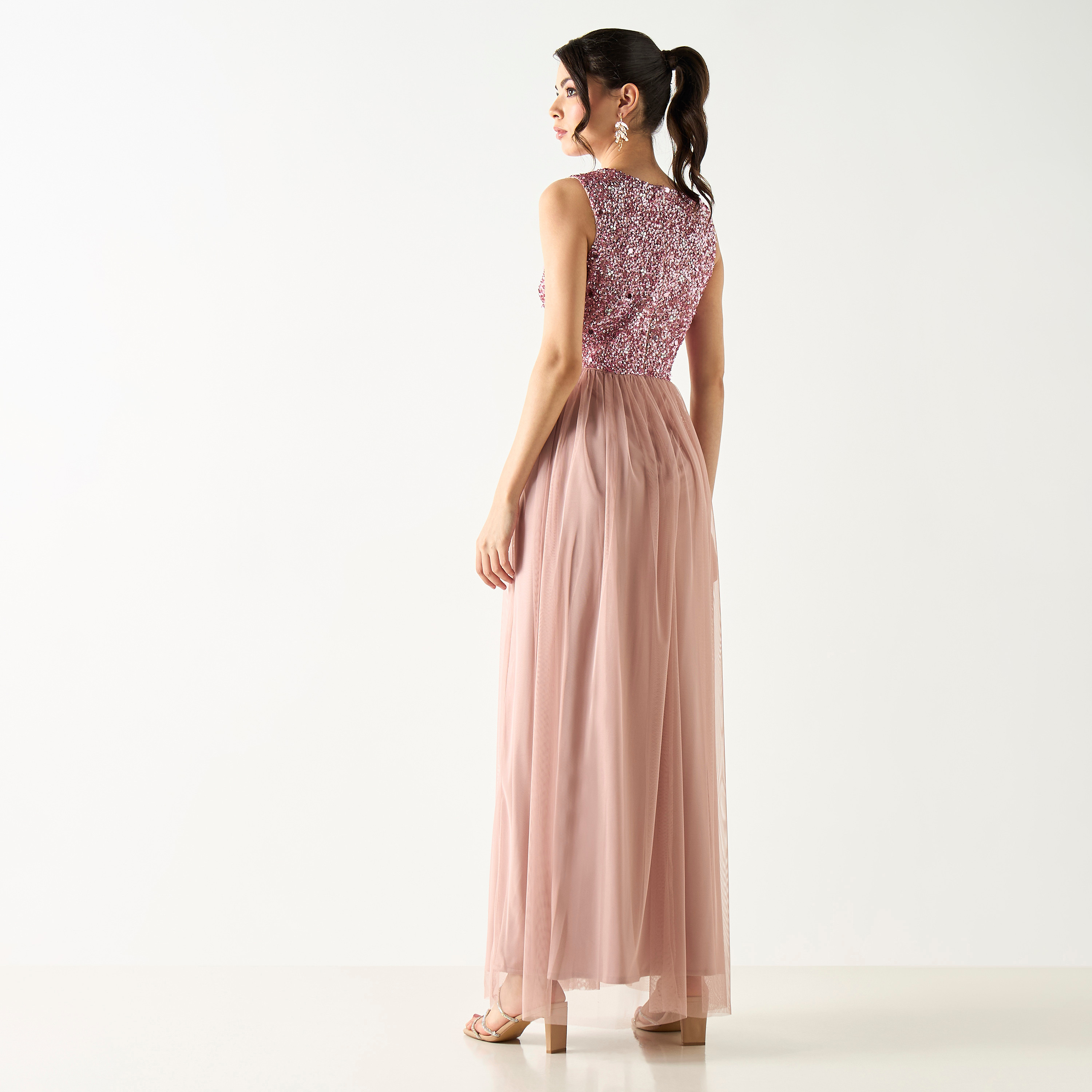 فستان طويل دون أكمام مزيّن بالترتر بياقة V من ليس آند بيدز-women-clothing-dresses-image-3