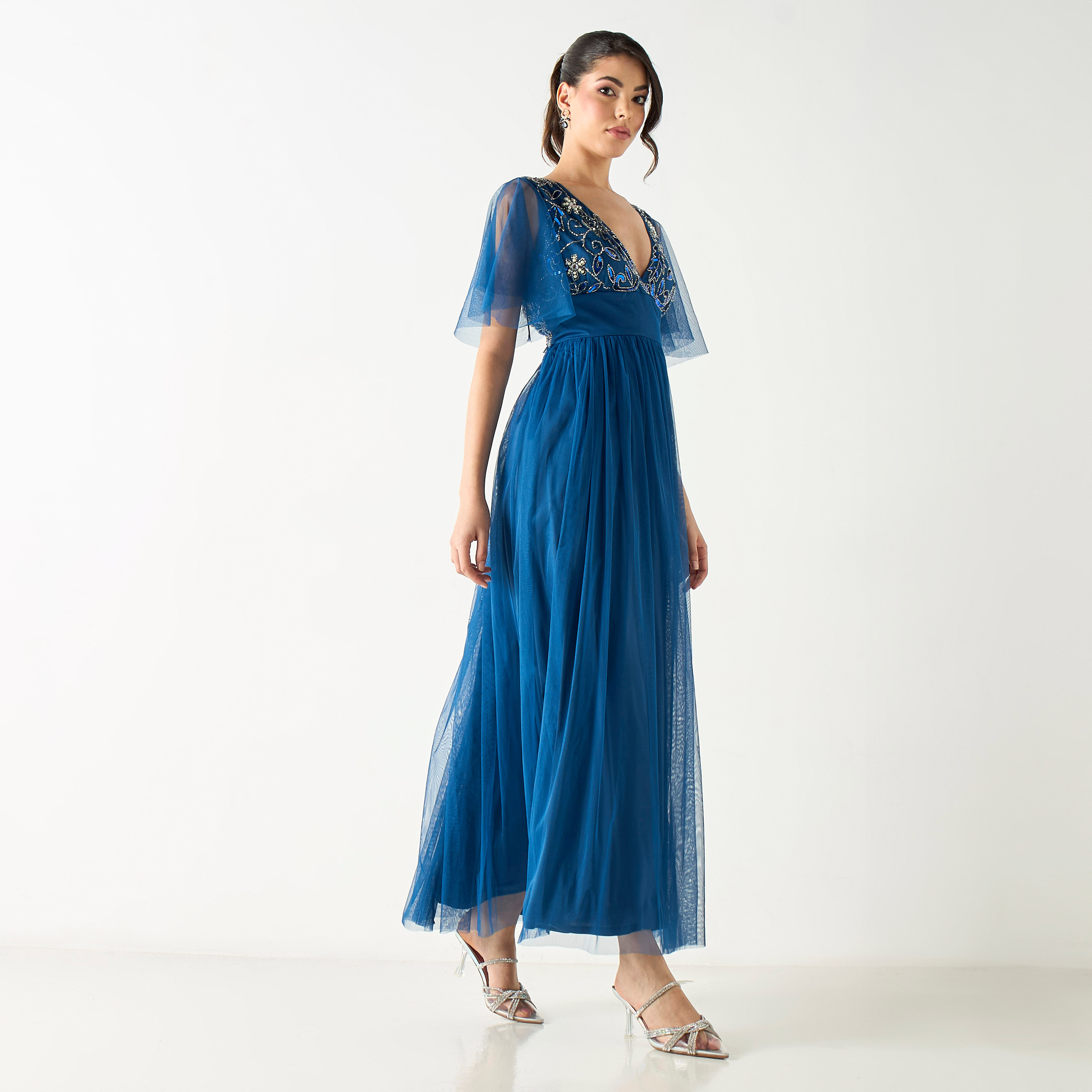فستان طويل مزين بالدانتيل والخرز بياقة V وأكمام جرس-women-clothing-dresses-image-1