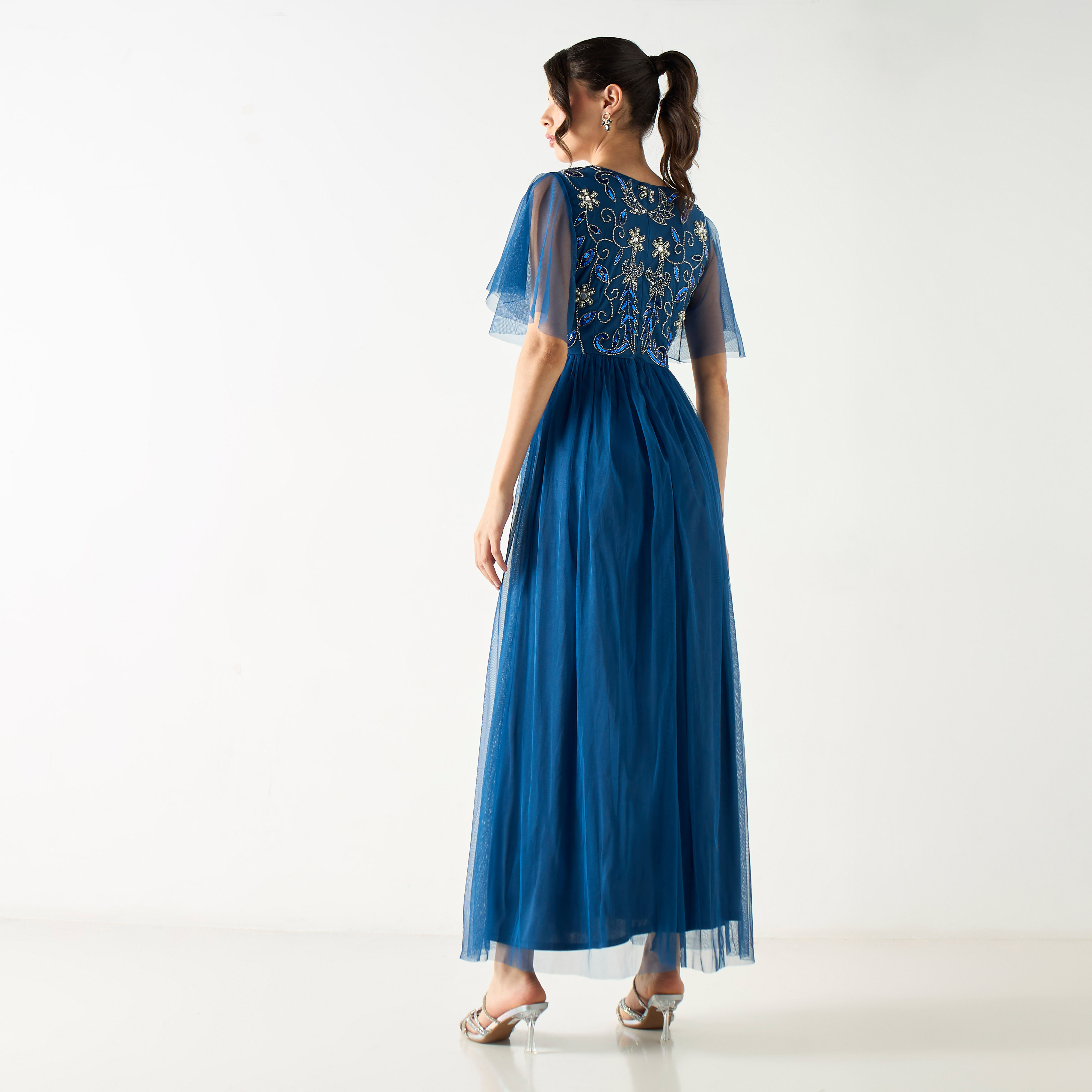 فستان طويل مزين بالدانتيل والخرز بياقة V وأكمام جرس-women-clothing-dresses-image-3