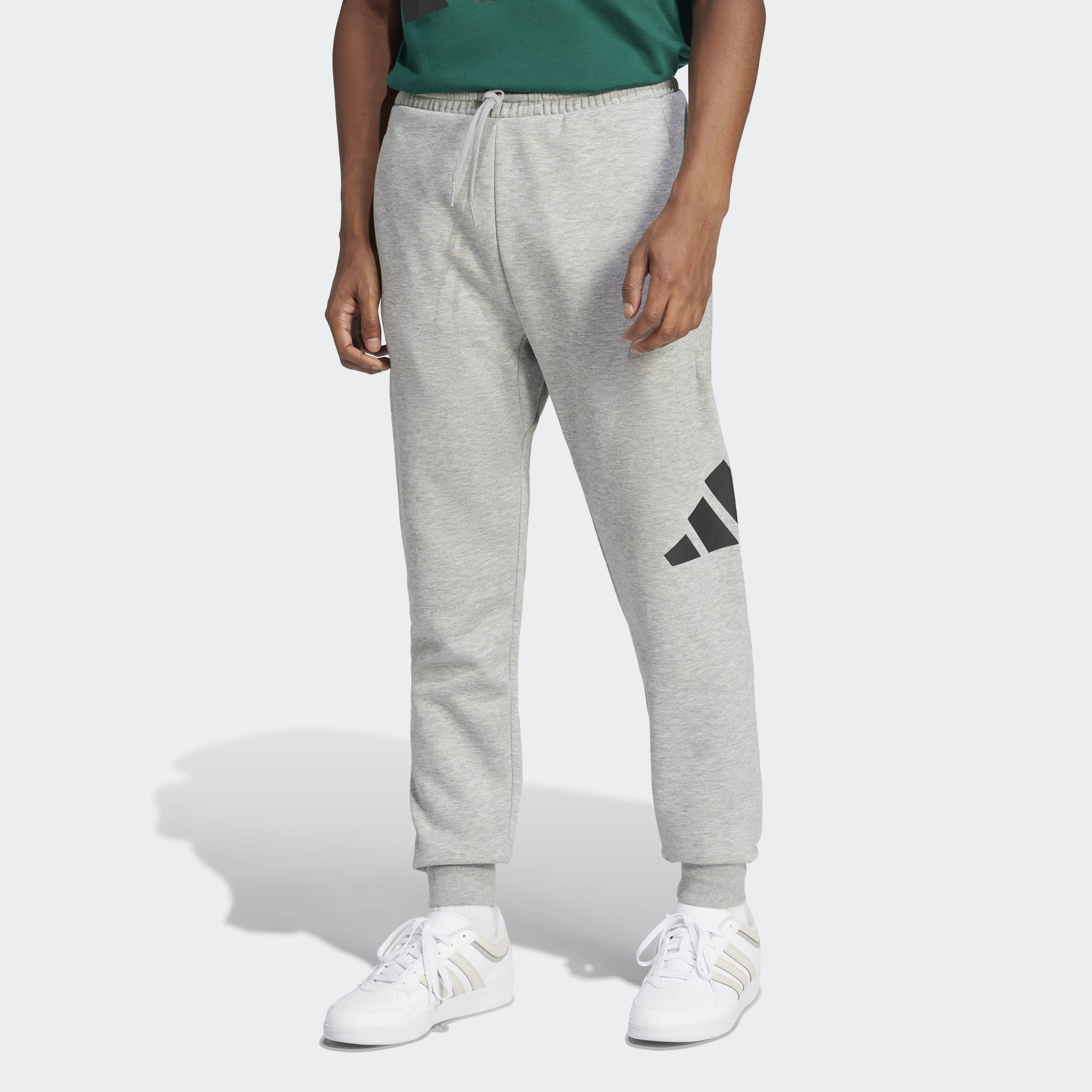 اديداس - بنطال رياضي رجالي أساسي من الصوف شعار كبير وأساور مطوية-men-clothing-sportswearandactivewear-bottoms-image-1