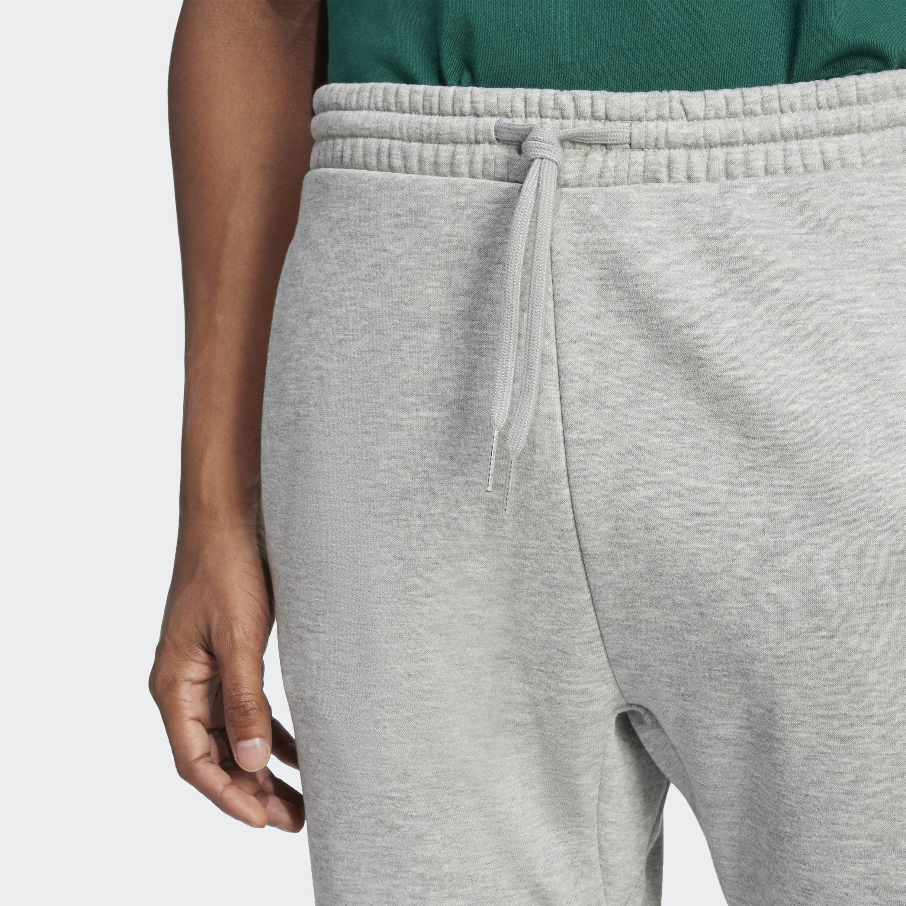 اديداس - بنطال رياضي رجالي أساسي من الصوف شعار كبير وأساور مطوية-men-clothing-sportswearandactivewear-bottoms-image-4