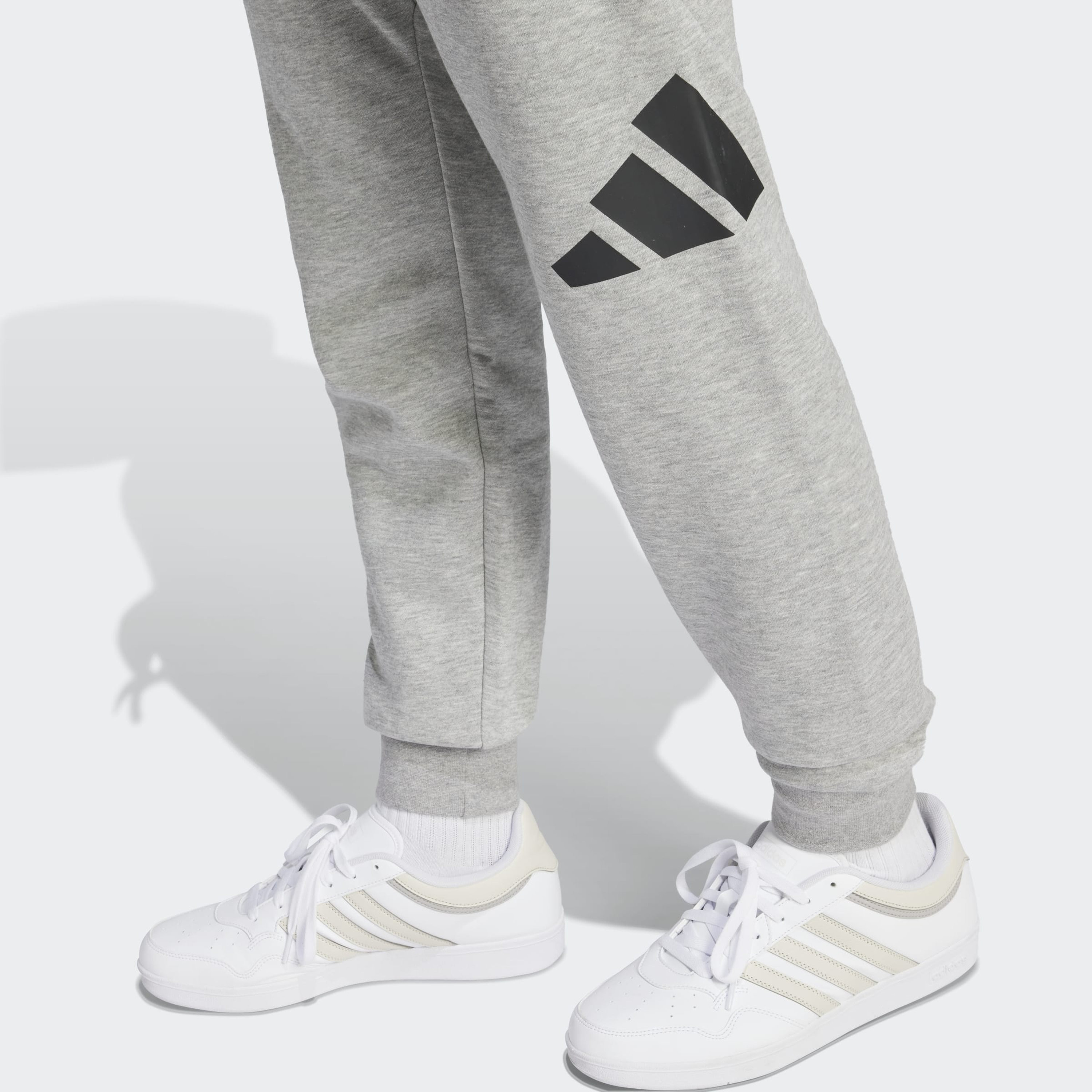 اديداس - بنطال رياضي رجالي أساسي من الصوف شعار كبير وأساور مطوية-men-clothing-sportswearandactivewear-bottoms-image-5
