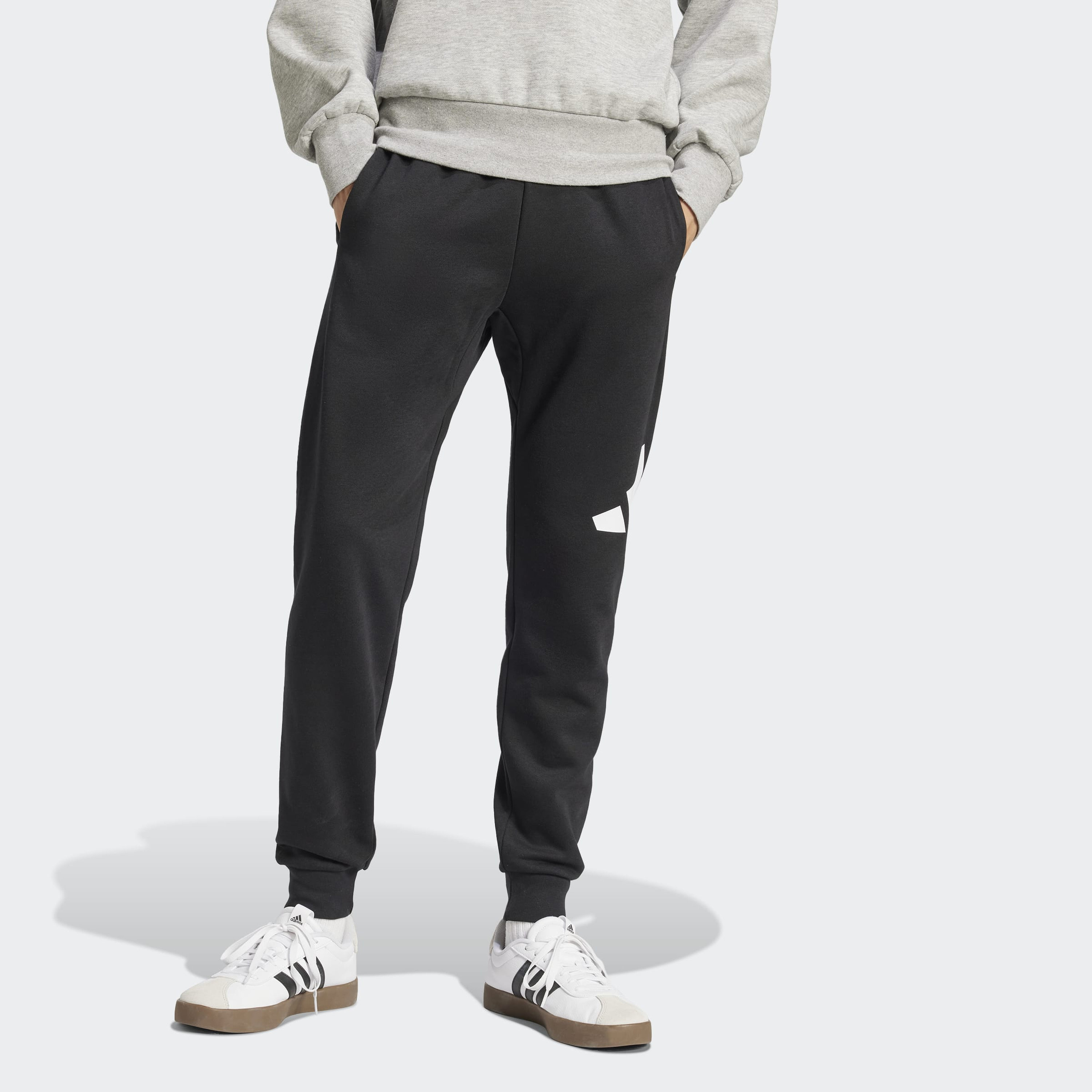 اديداس - بنطال رياضي رجالي أساسي من الصوف شعار كبير وأساور مطوية-men-clothing-sportswearandactivewear-bottoms-image-7
