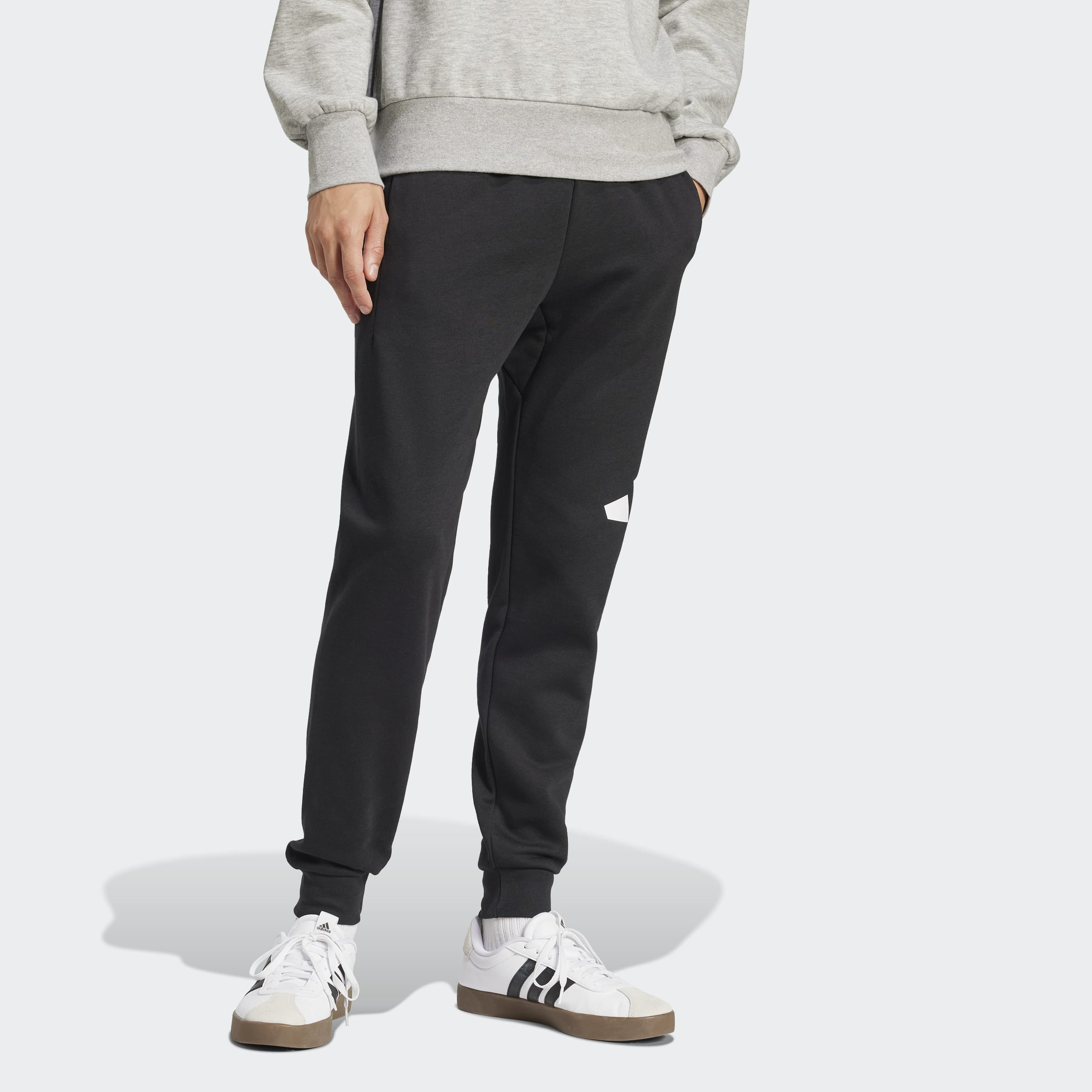 اديداس - بنطال رياضي رجالي أساسي من الصوف شعار كبير وأساور مطوية-men-clothing-sportswearandactivewear-bottoms-image-8
