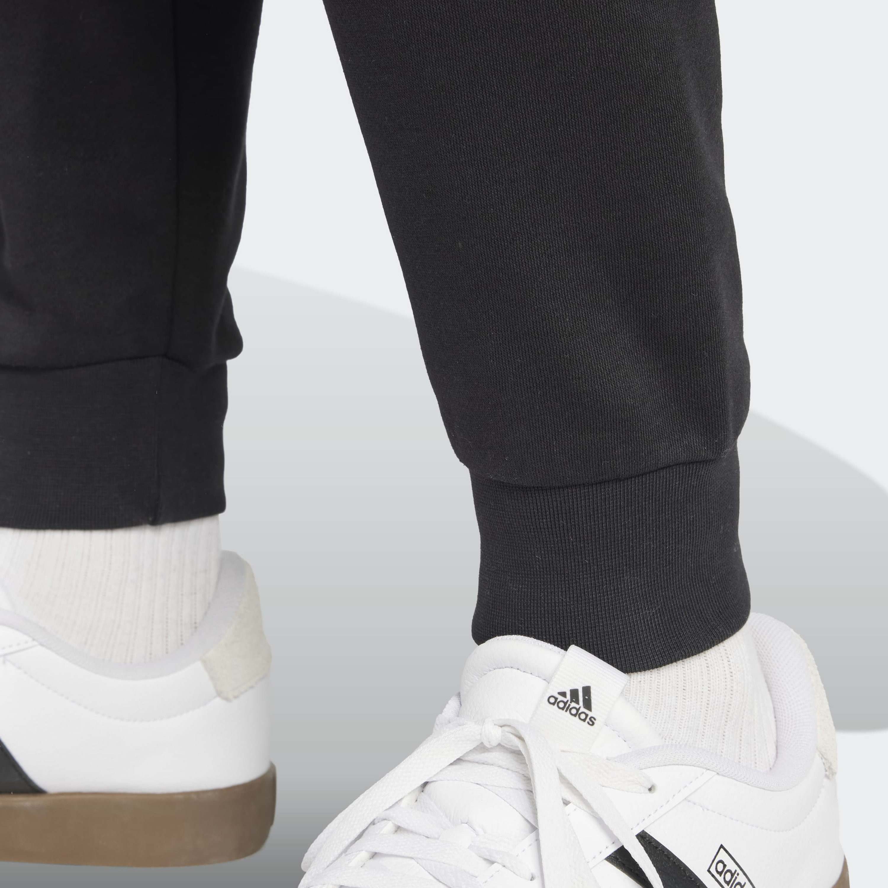 اديداس - بنطال رياضي رجالي أساسي من الصوف شعار كبير وأساور مطوية-men-clothing-sportswearandactivewear-bottoms-image-10