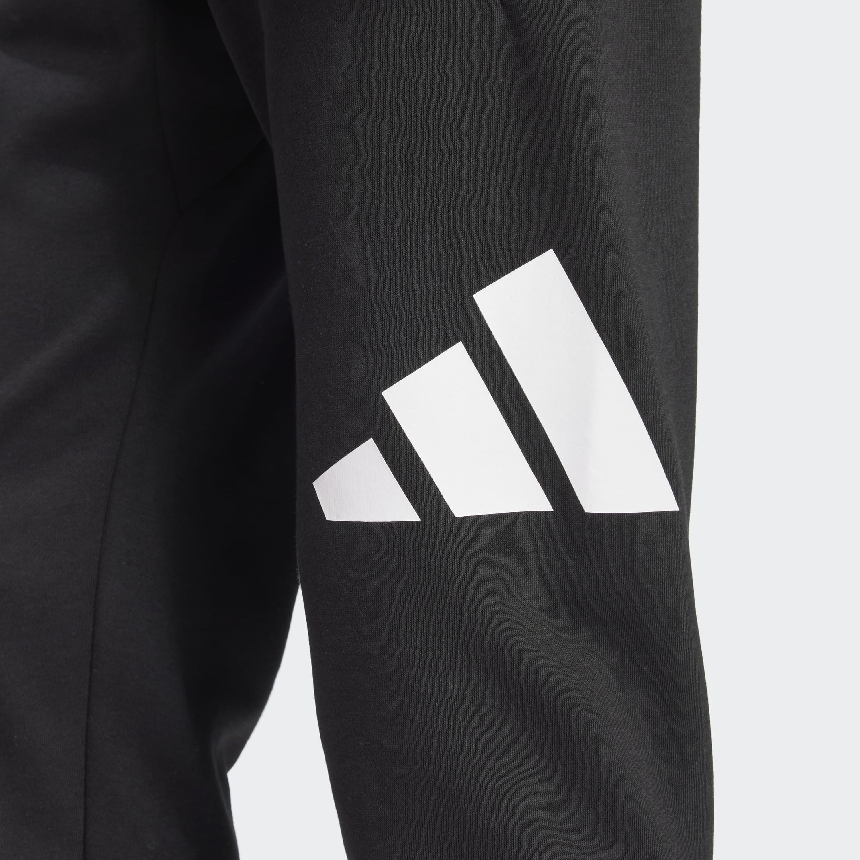 اديداس - بنطال رياضي رجالي أساسي من الصوف شعار كبير وأساور مطوية-men-clothing-sportswearandactivewear-bottoms-image-11
