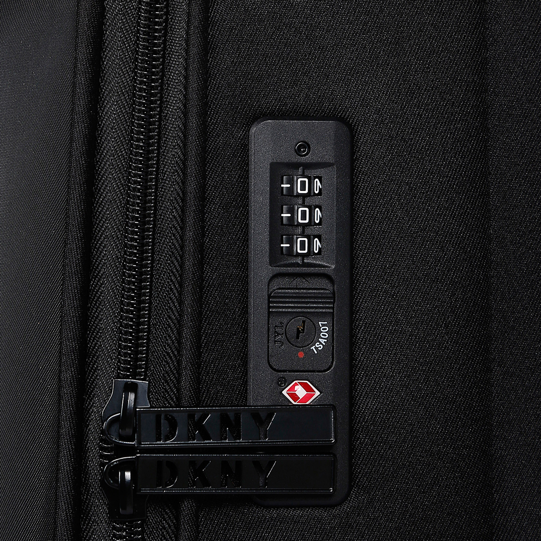 شنطة ترولي ليّنة بـ4 عجلات بمقبض قابل للسحب من دي كي إن واي-travel-luggagesandbags-luggage-image-5