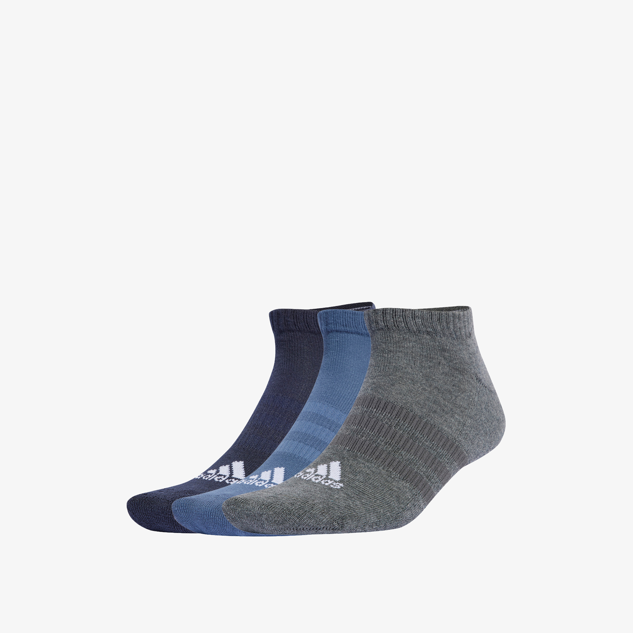 طقم جوارب 3 أزواج بطول الكاحل وبطبعات شعار من أديداس-men-socks-image-1