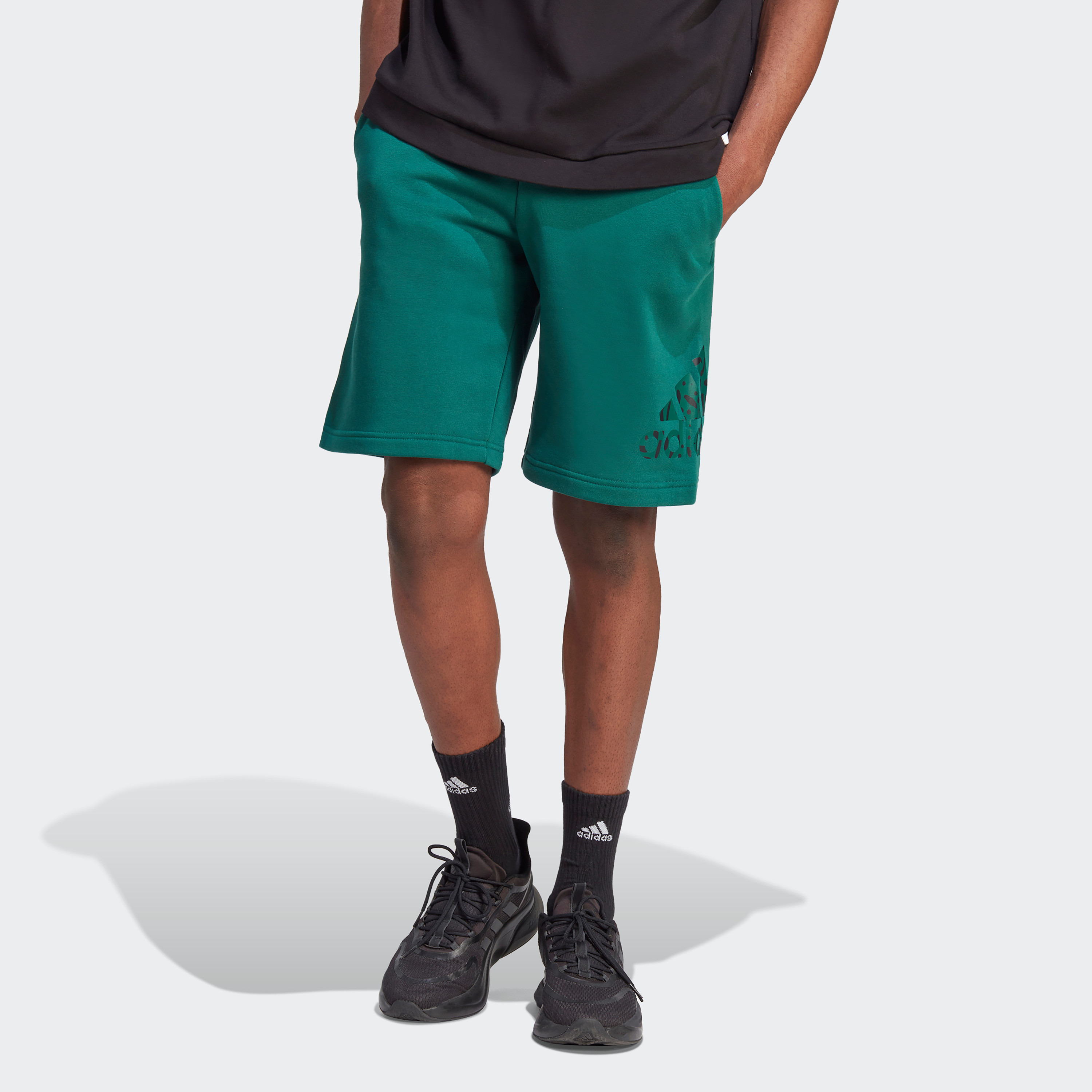 تيشيرت من القماش التيري الفرنسي اسينشيالز الجرافيك من اديداس| او اي-men-clothing-bottoms-shorts-image-1