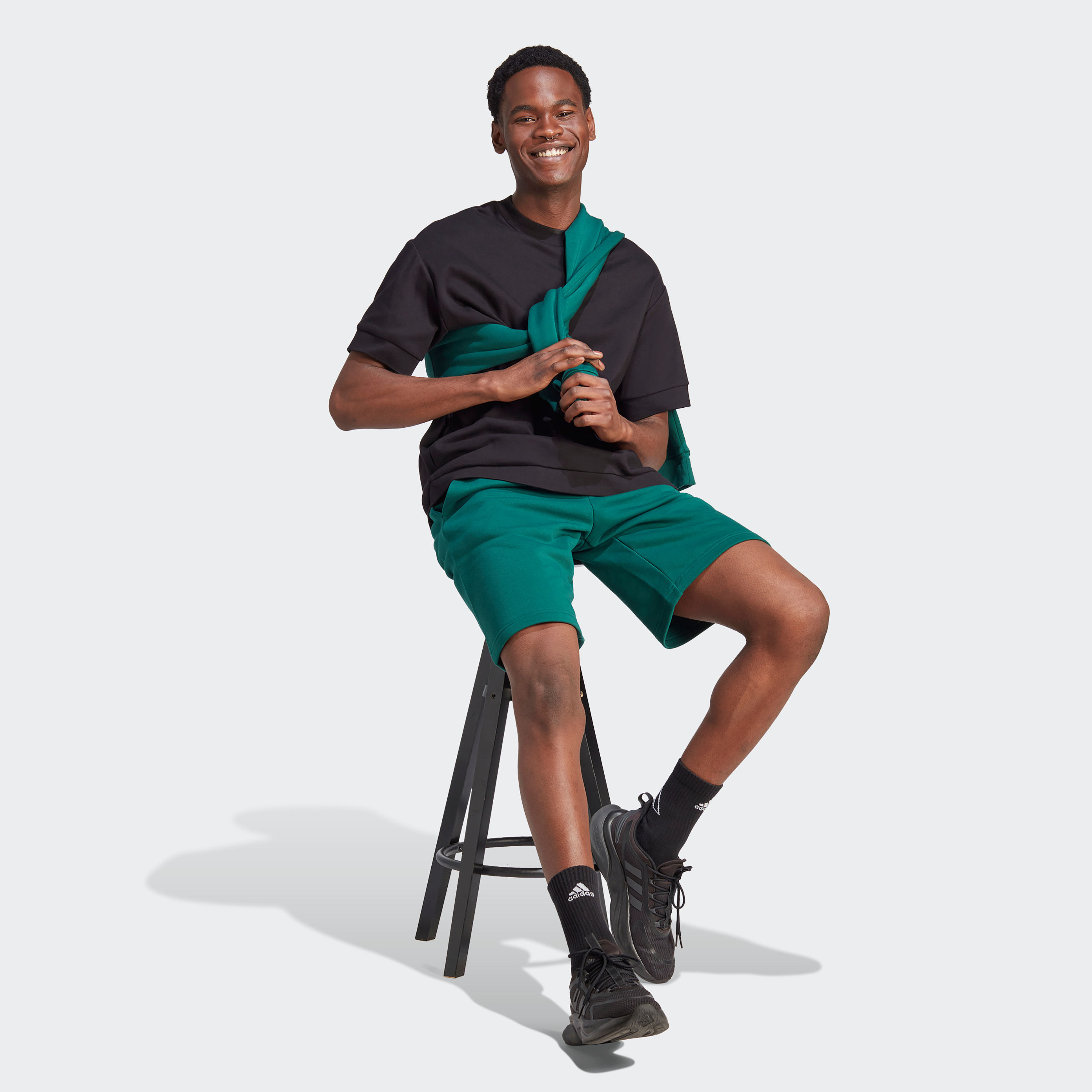تيشيرت من القماش التيري الفرنسي اسينشيالز الجرافيك من اديداس| او اي-men-clothing-bottoms-shorts-image-2