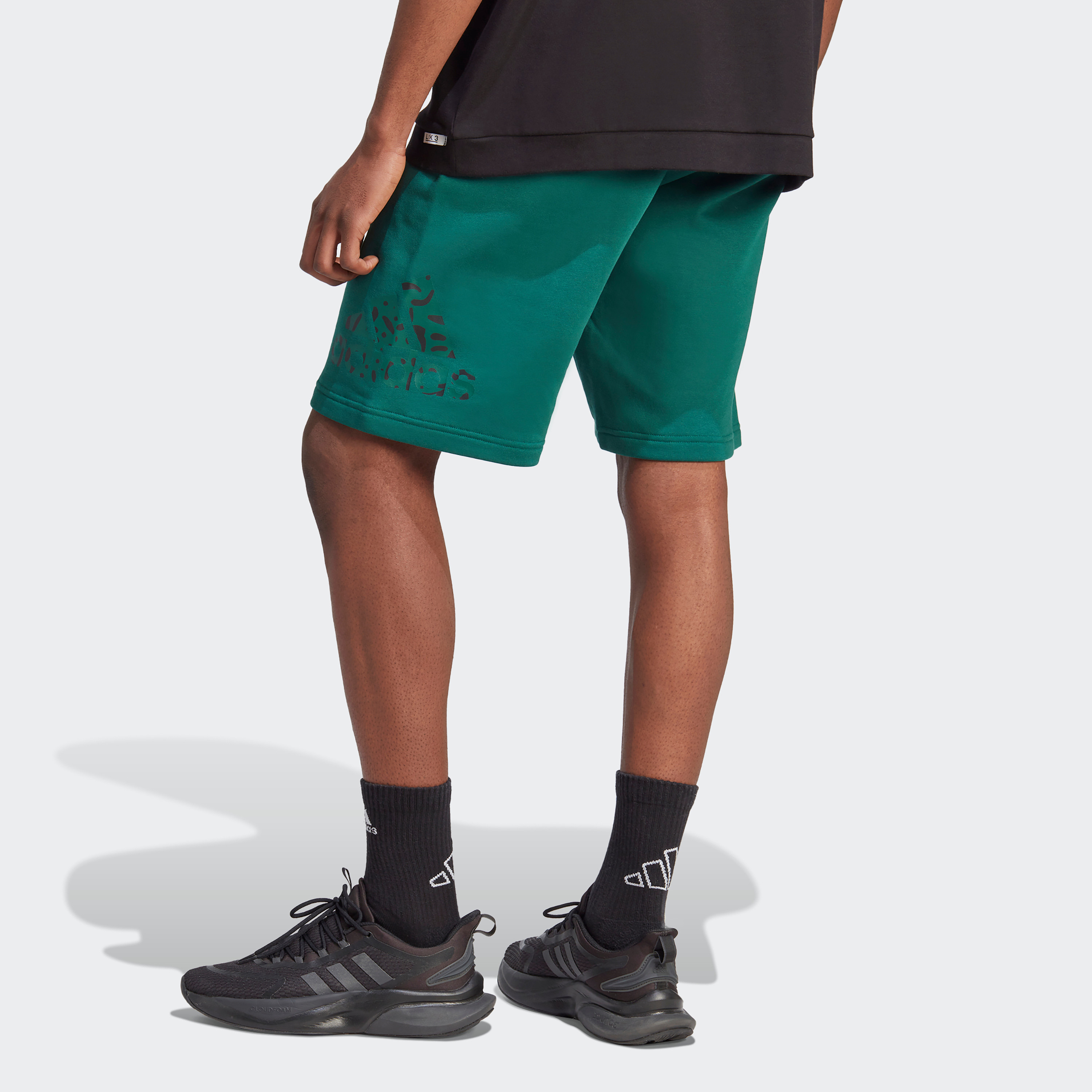 تيشيرت من القماش التيري الفرنسي اسينشيالز الجرافيك من اديداس| او اي-men-clothing-bottoms-shorts-image-4