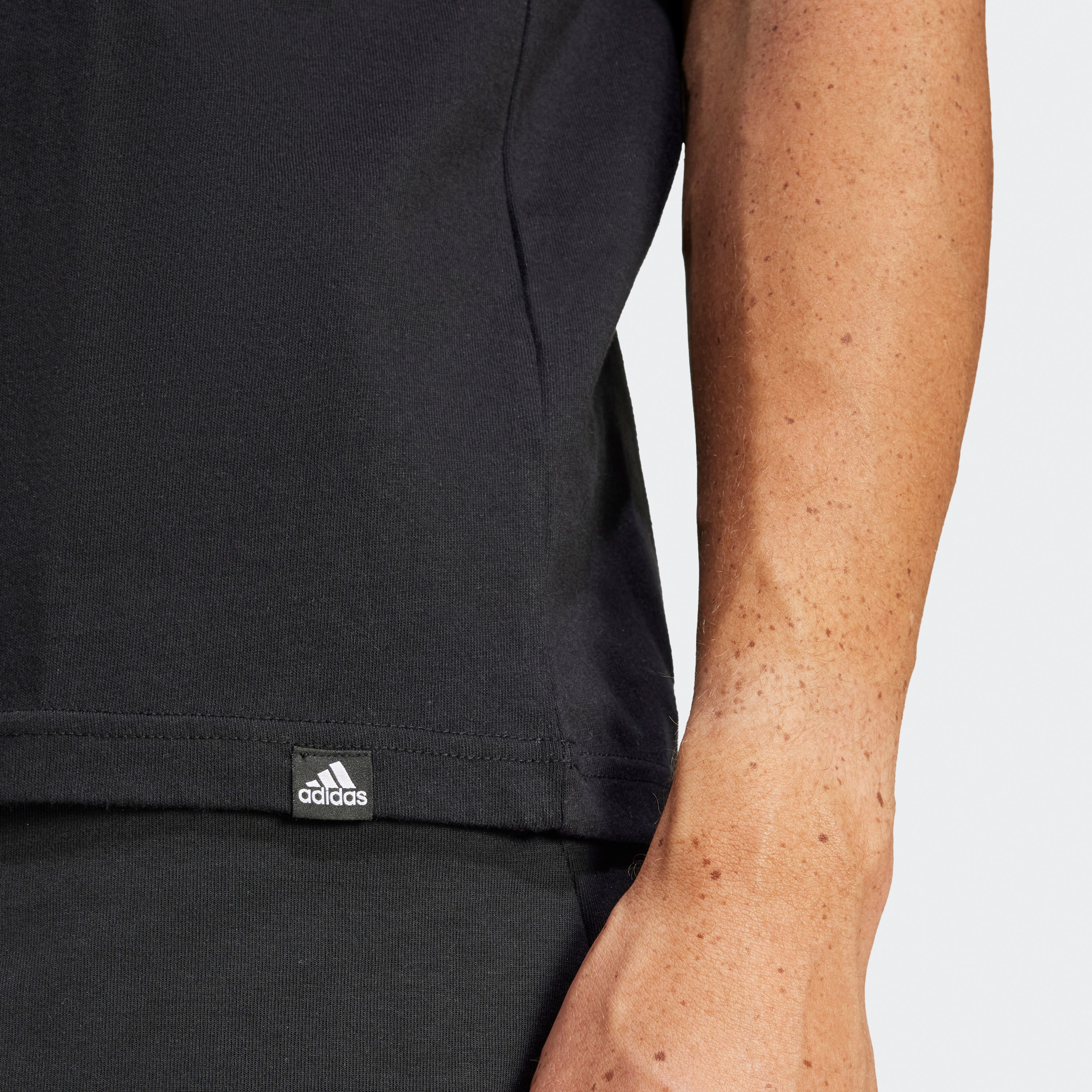 أديداس - تي شيرت جرافيكي بشعار خطي جيشي IN6473-men-clothing-sportswearandactivewear-tshirtsandpolos-image-14