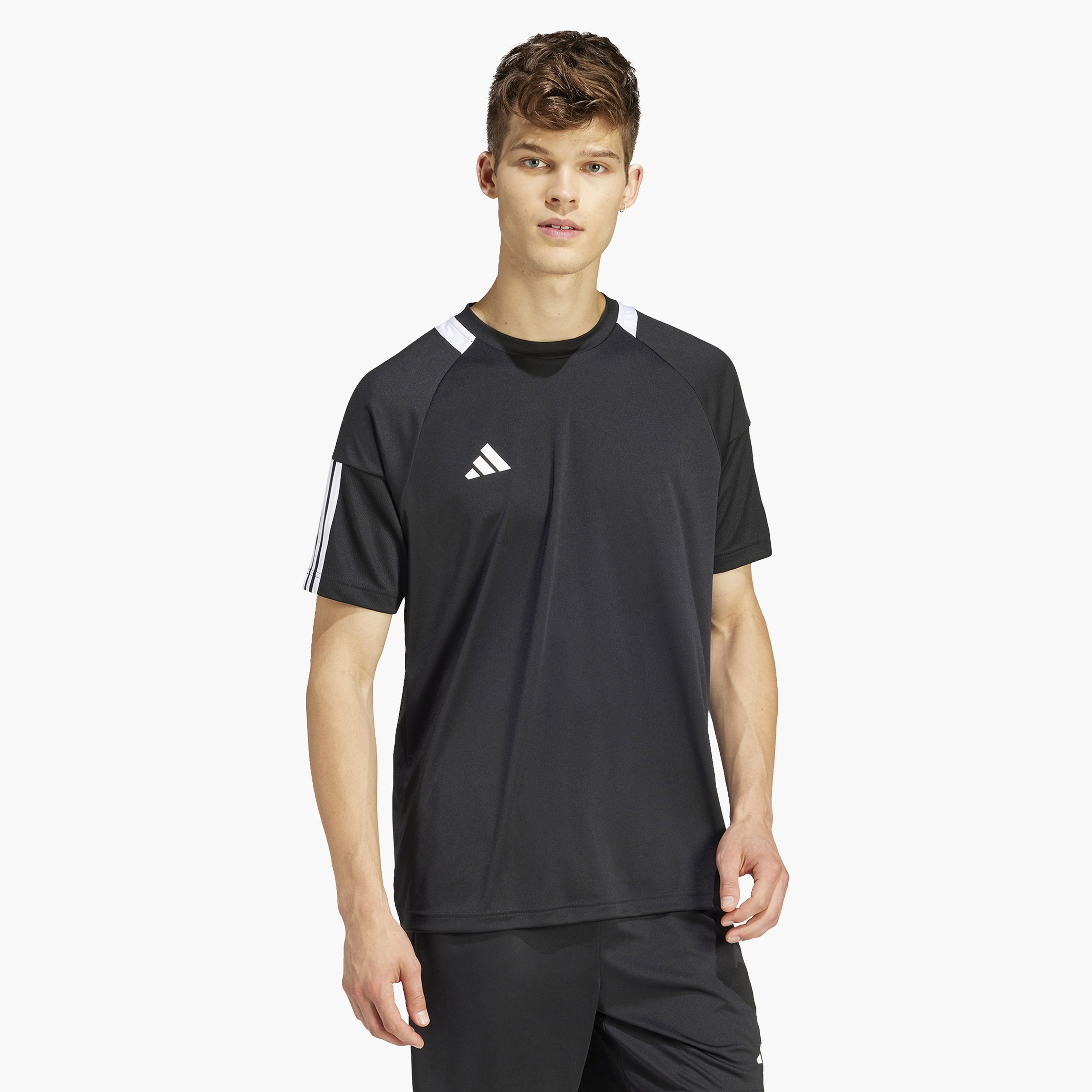 تيشيرت ذو سيرينو ايروريدي ذو الخطوط الثلاثة للرجال من اديداس | OE-men-clothing-sportswearandactivewear-tshirtsandpolos-image-1