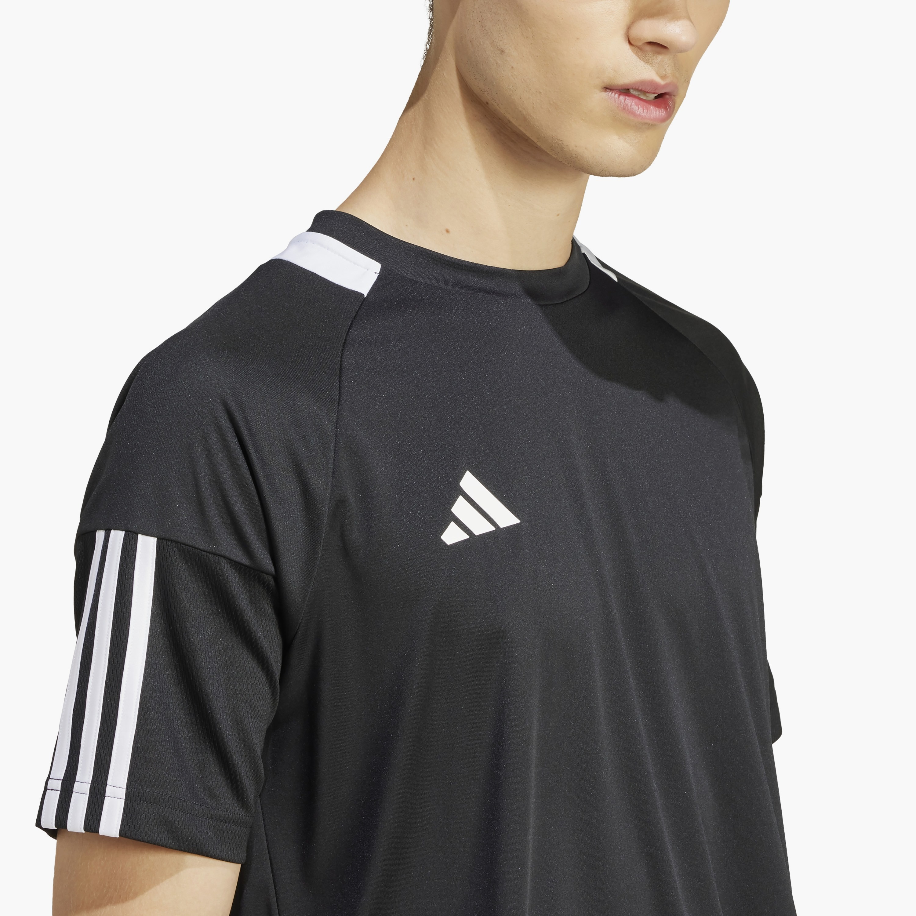 تيشيرت ذو سيرينو ايروريدي ذو الخطوط الثلاثة للرجال من اديداس | OE-men-clothing-sportswearandactivewear-tshirtsandpolos-image-3