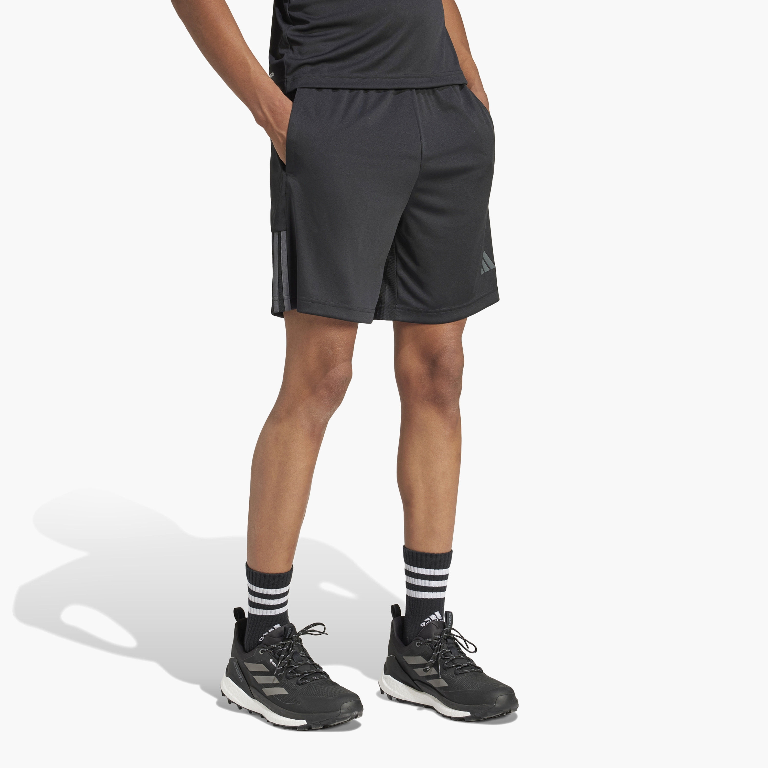 تيشيرت ذو سيرينو ايروريدي ذو قطع الخطوط الثلاثة مع 7 بوصات للرجال من اديداس | OE-men-clothing-bottoms-shorts-image-9