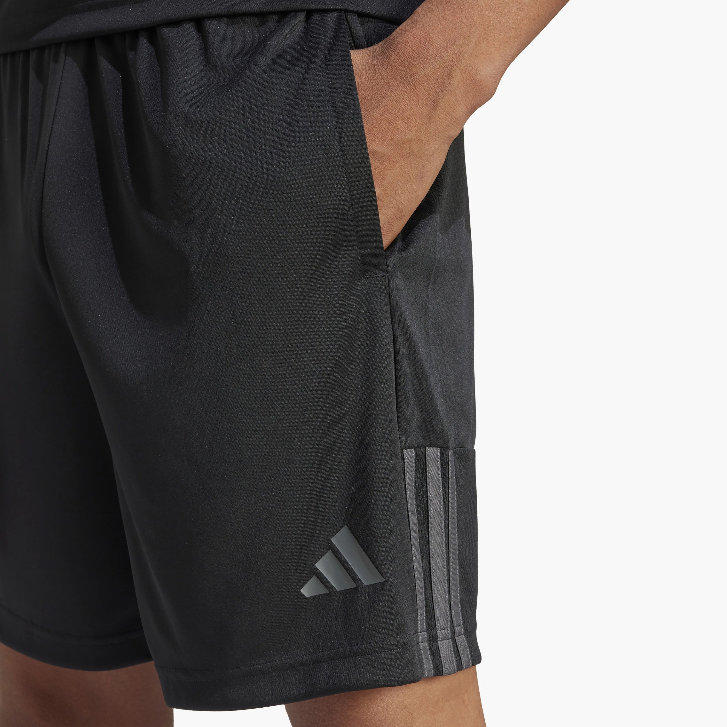 تيشيرت ذو سيرينو ايروريدي ذو قطع الخطوط الثلاثة مع 7 بوصات للرجال من اديداس | OE-men-clothing-bottoms-shorts-image-10