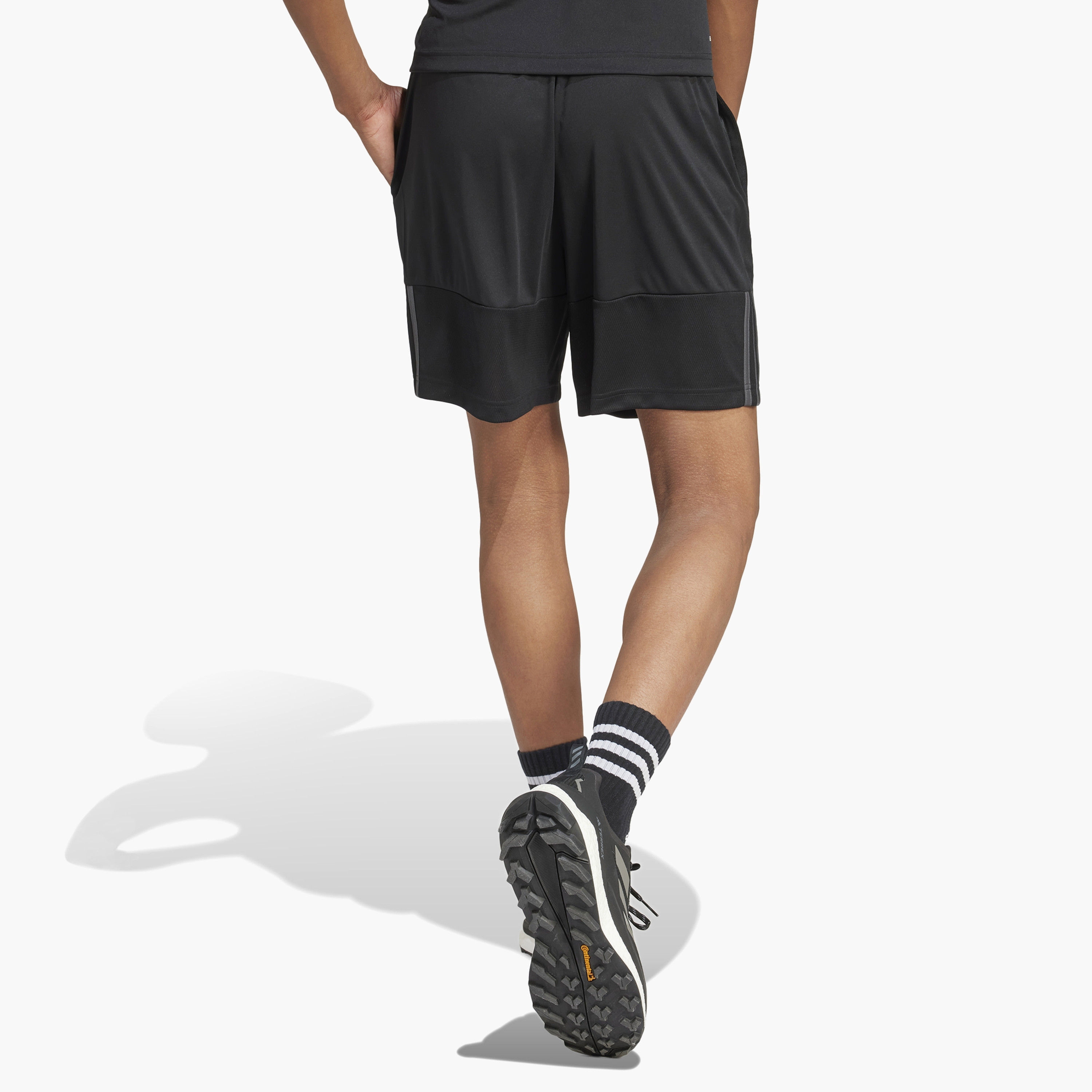 تيشيرت ذو سيرينو ايروريدي ذو قطع الخطوط الثلاثة مع 7 بوصات للرجال من اديداس | OE-men-clothing-bottoms-shorts-image-12