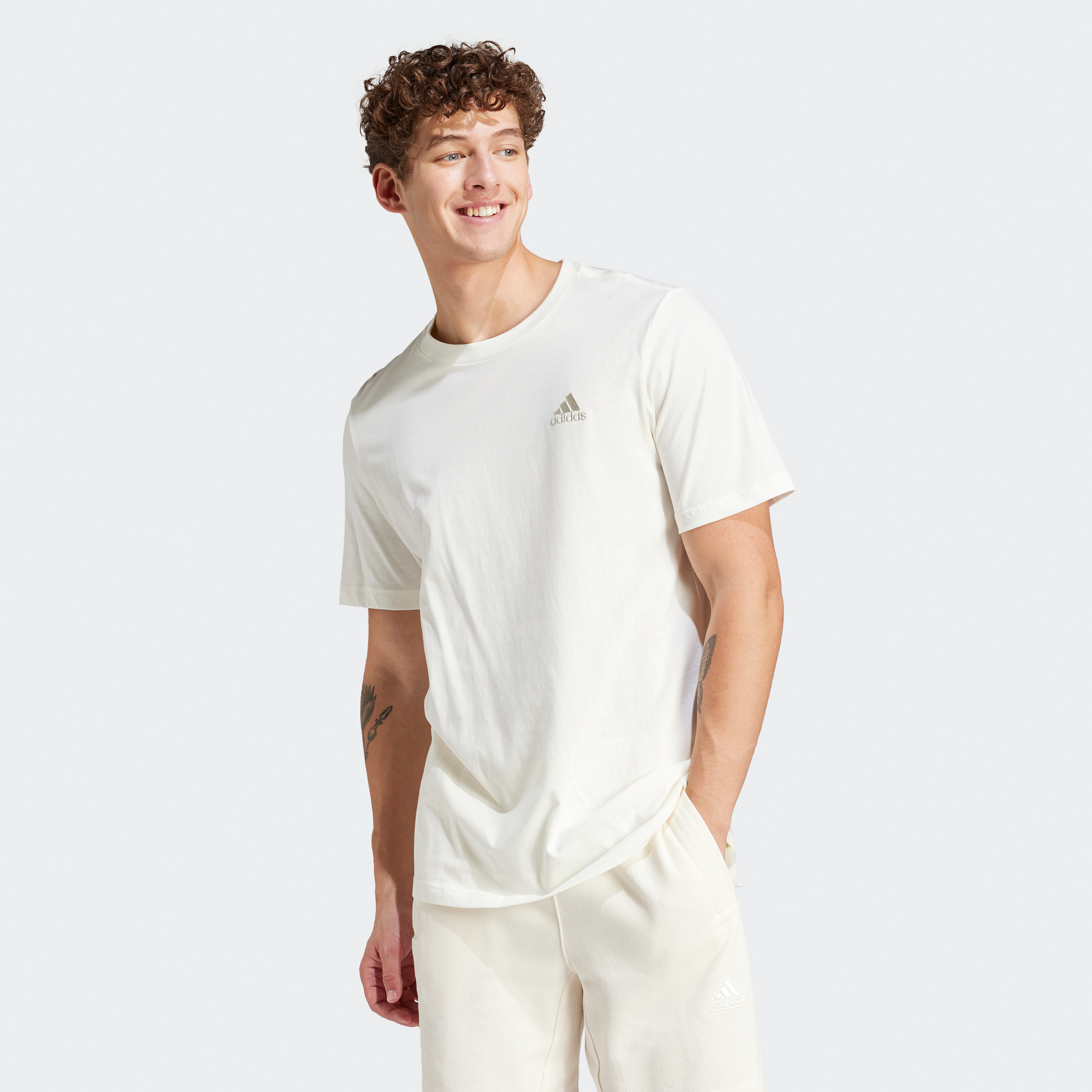 أديداس - تي شيرت جيرسي ايسنشال مطرز بشعار صغير IS1318-men-clothing-sportswearandactivewear-tshirtsandpolos-image-1