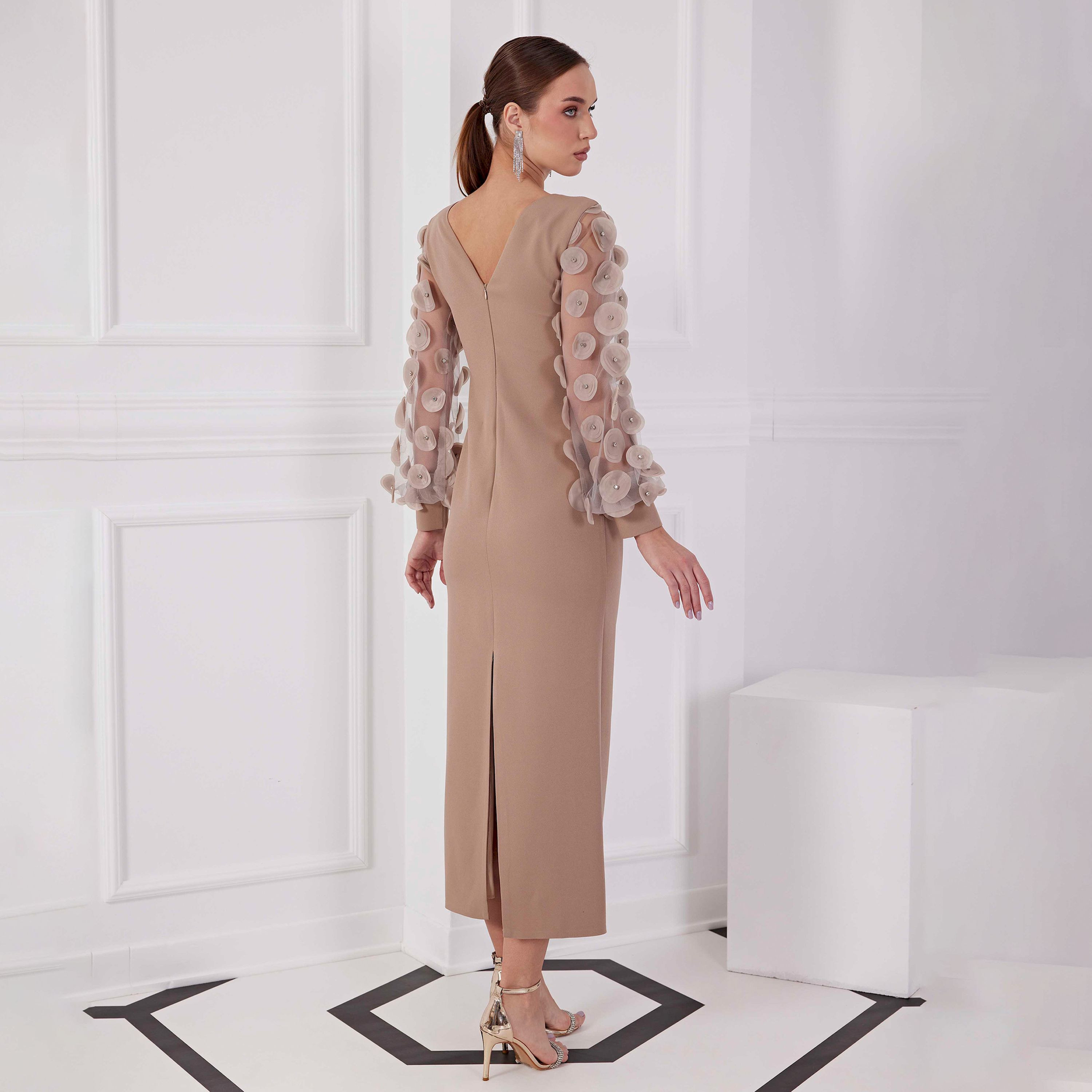اسبيليا-  فستان ماكسي للنساء سادة  بوليستر برقبة مستديرة ومزين بنقشة الزهور-women-clothing-dresses-image-2