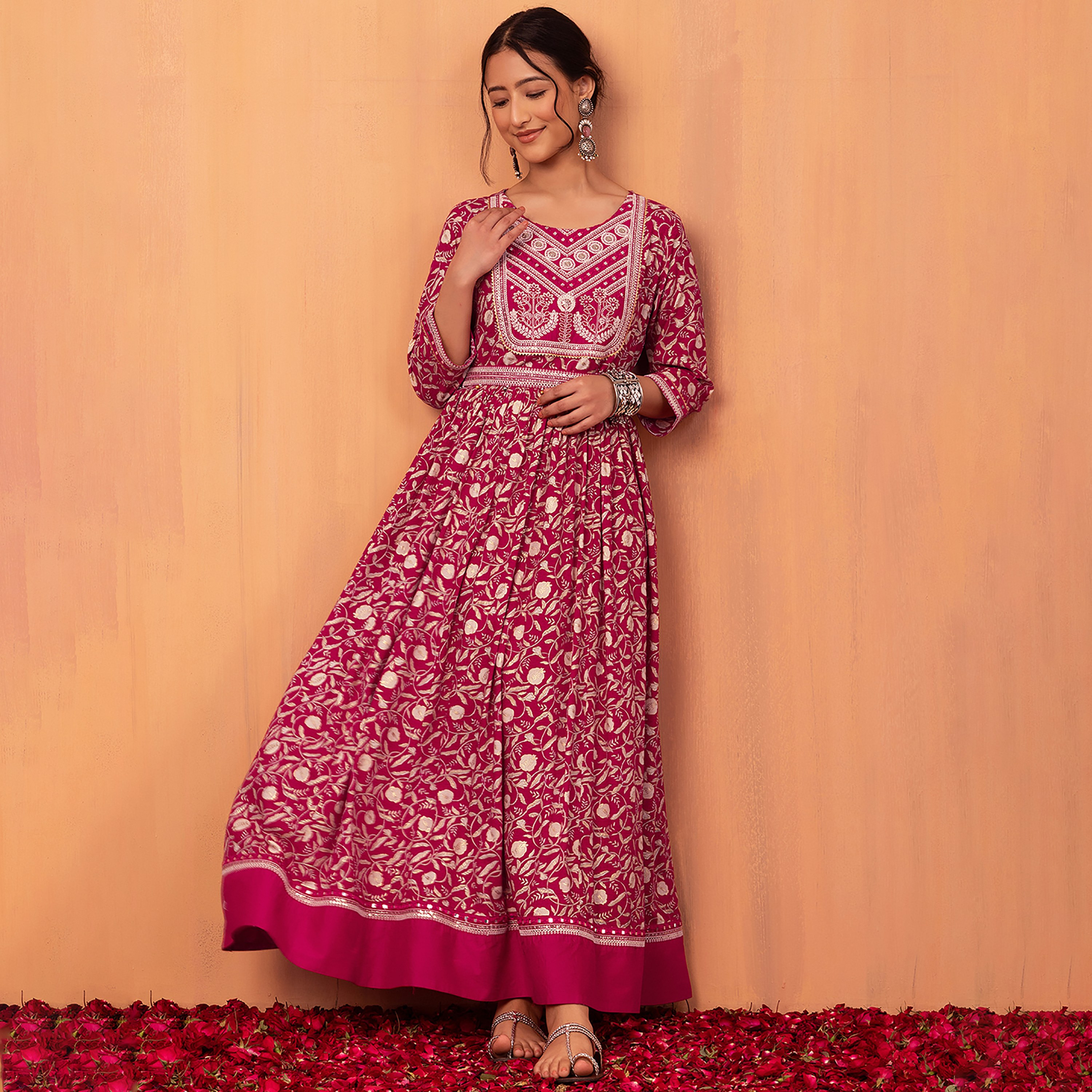 فستان ماكسي اثنيك ذو مطرز برقبة دائرية وقصة ضيقة ومتسعة من إنديا مع غوتا وورك-women-clothing-ethnicwear-dresses-image-2