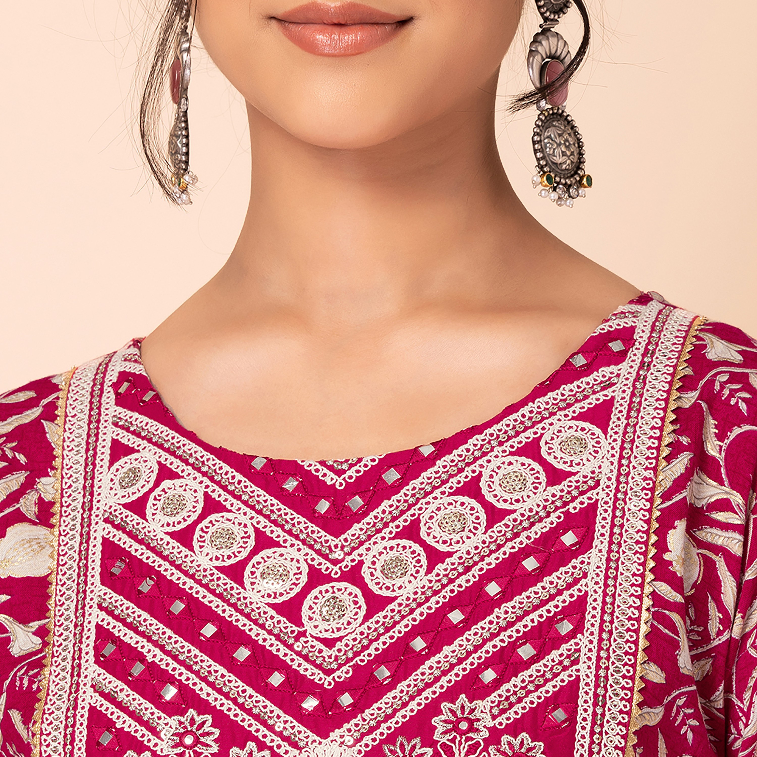 فستان ماكسي اثنيك ذو مطرز برقبة دائرية وقصة ضيقة ومتسعة من إنديا مع غوتا وورك-women-clothing-ethnicwear-dresses-image-3