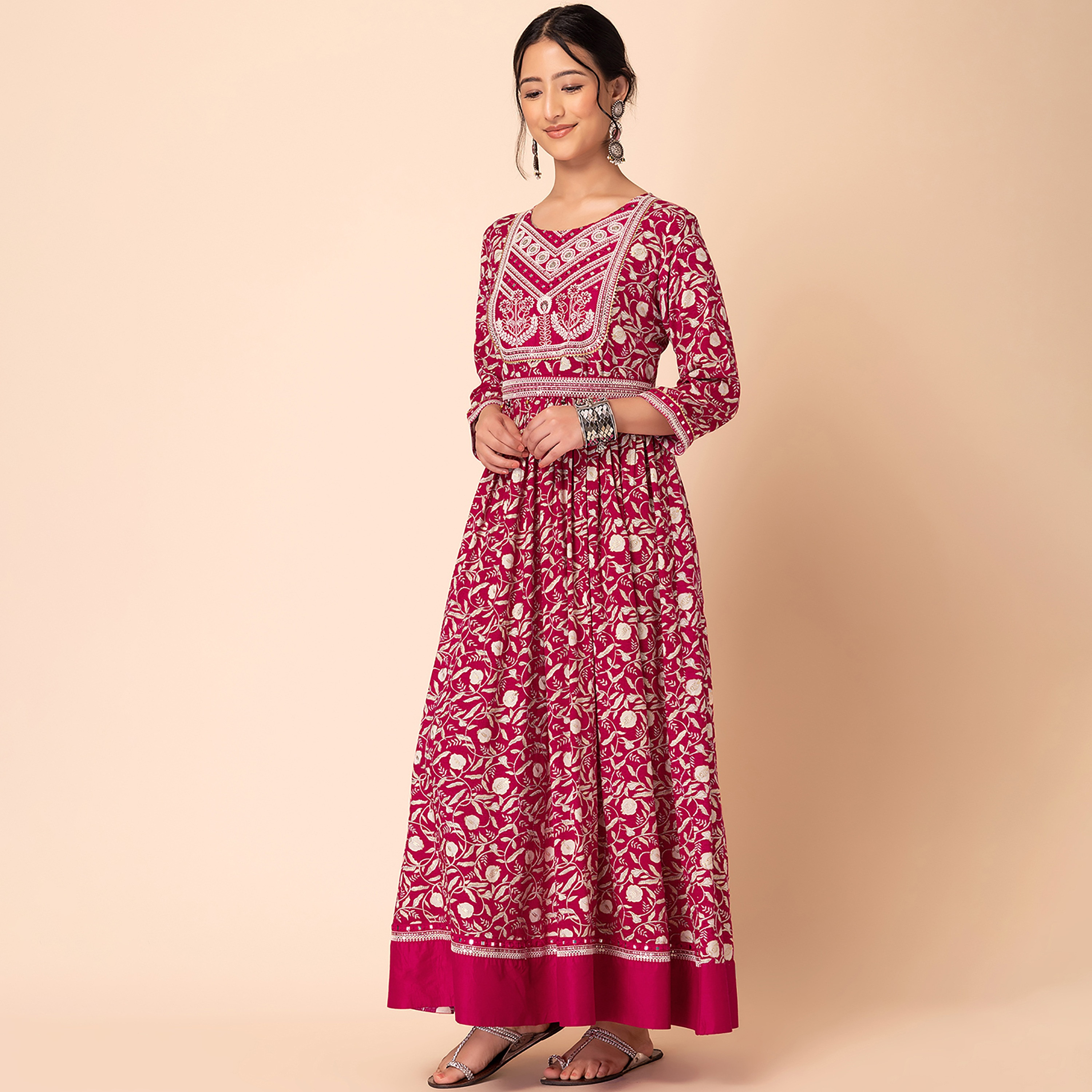 فستان ماكسي اثنيك ذو مطرز برقبة دائرية وقصة ضيقة ومتسعة من إنديا مع غوتا وورك-women-clothing-ethnicwear-dresses-image-4