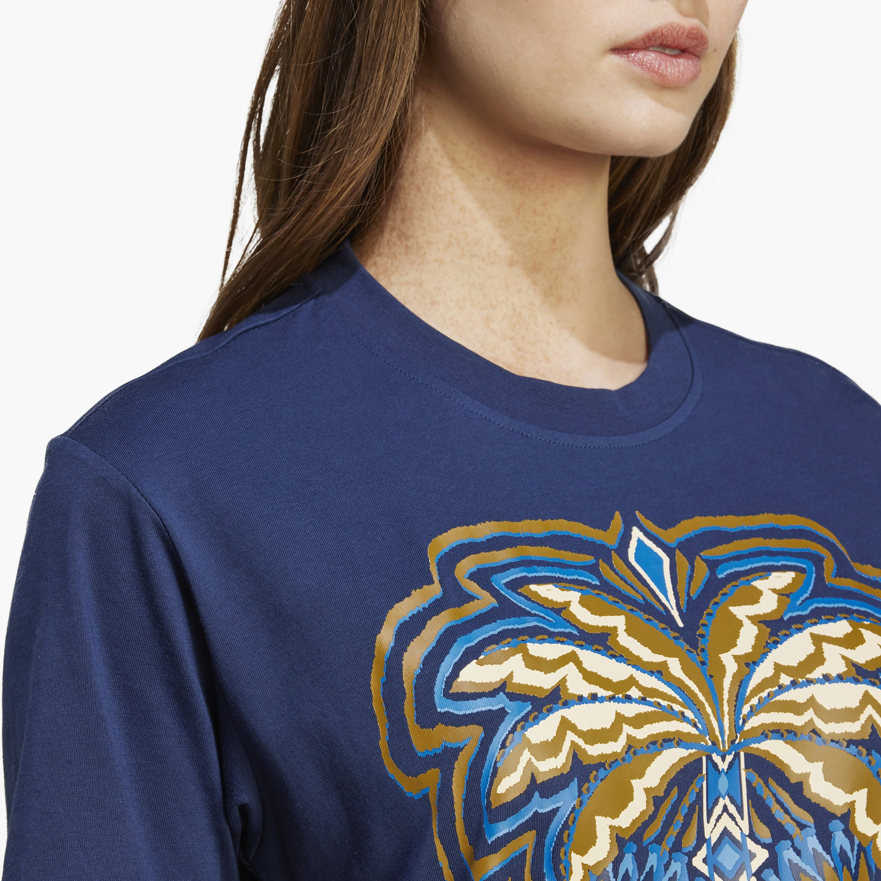 تي شيرت أديداس ذو × فارم ريو الجرافيكي للسيدات من اديداس | OE-sports-women-clothing-tshirtsandvests-image-3