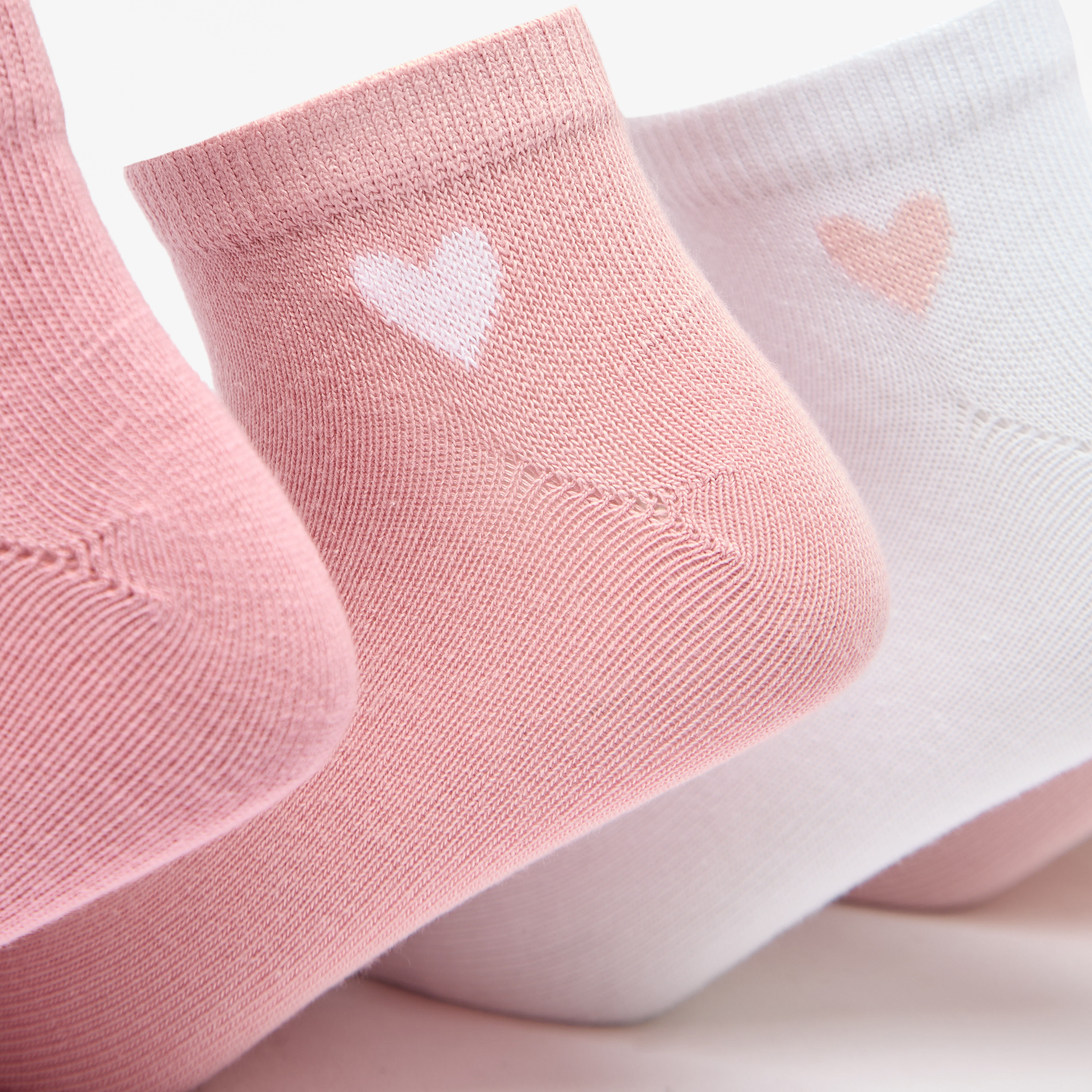 طقم جوارب 5 أزواج بطول الكاحل وطبعات قلب من ليتل ميسي-girls-accessories-socks-image-2