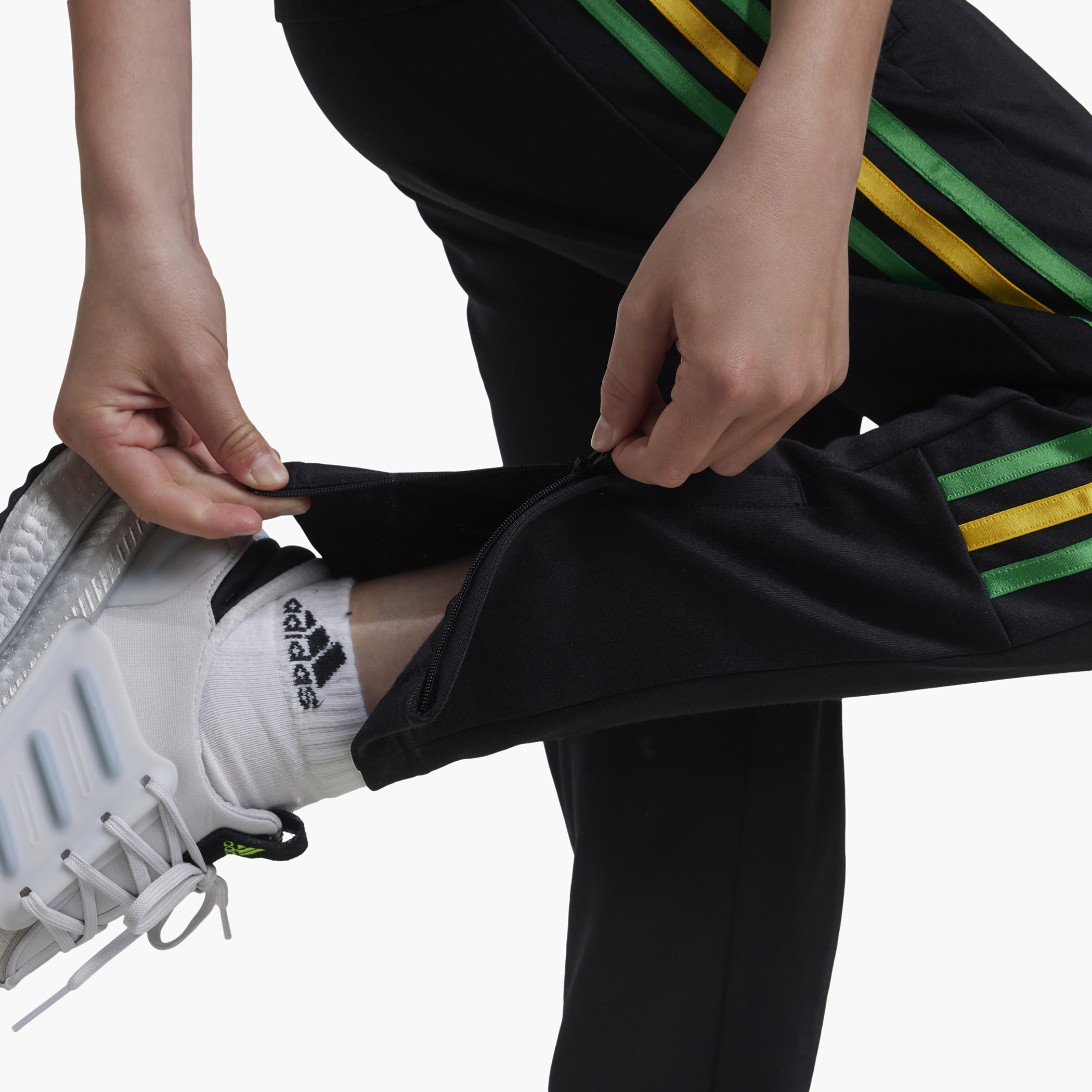 بنطلون رياضي برباط إغلاق وتفاصيل مخططة وجيوب من أديداس-boys-clothing-sportswear-bottoms-image-3