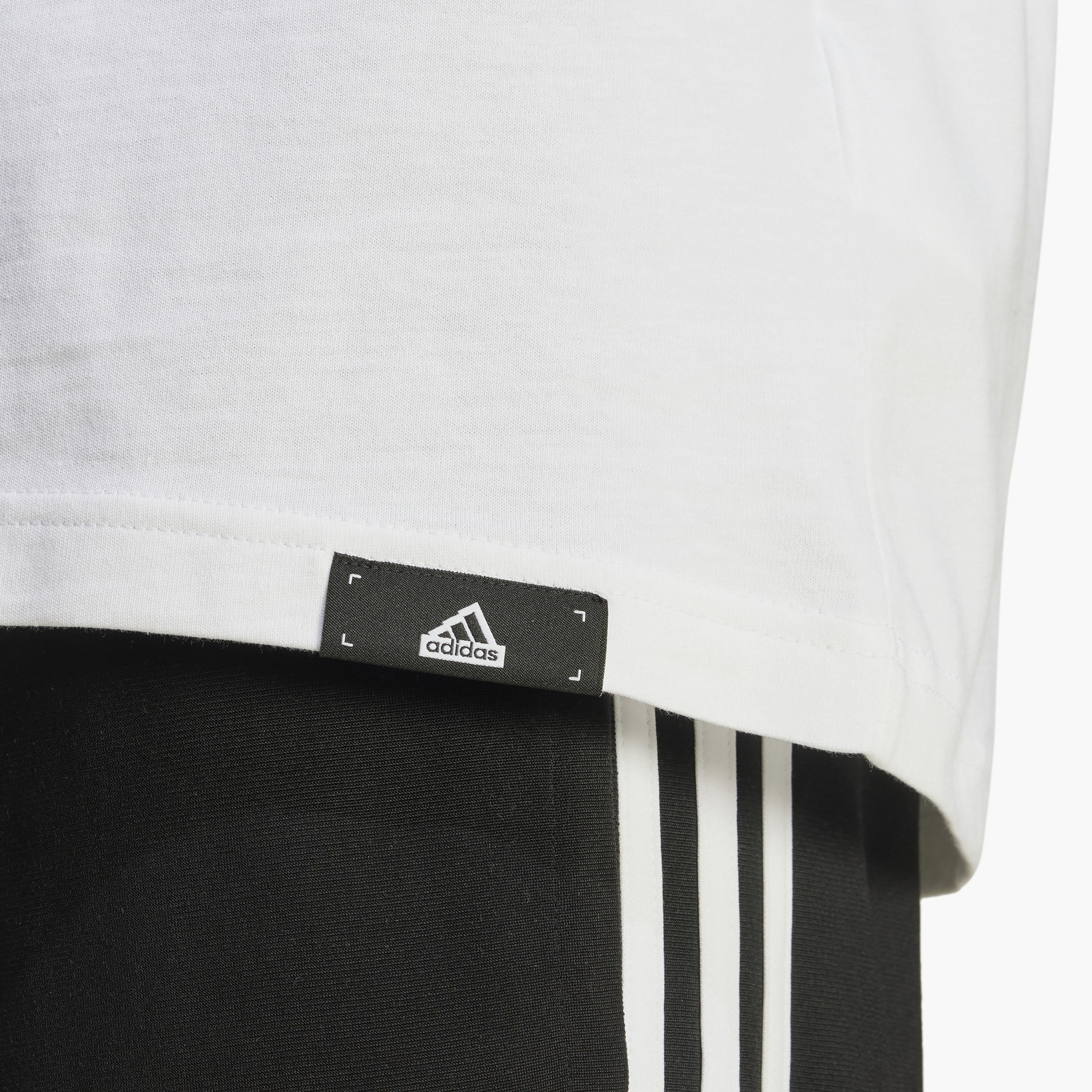 تيشيرت برسومات مودرن إسينشالز للرجال من أديداس | OE-men-clothing-sportswearandactivewear-tshirtsandpolos-image-4