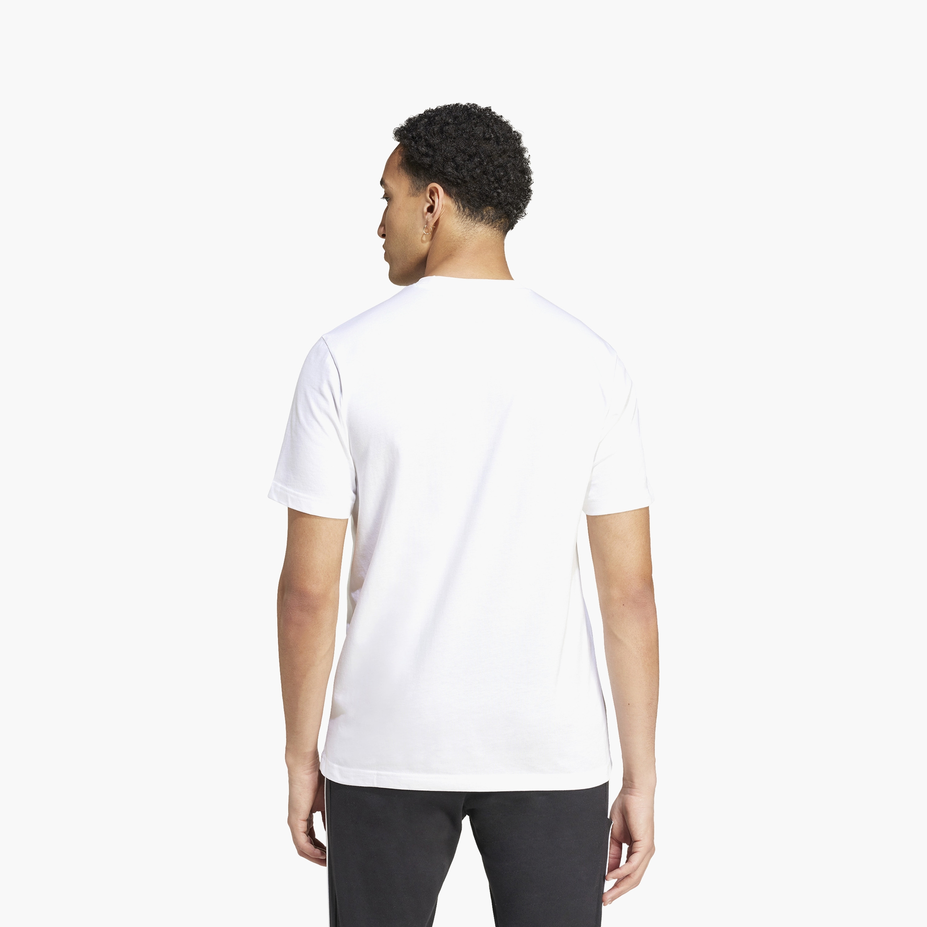 تيشيرت ذو كودز بادج أوف سبورت جرافيك من أديداس للرجال IW2640 | OE-men-clothing-sportswearandactivewear-tshirtsandpolos-image-5