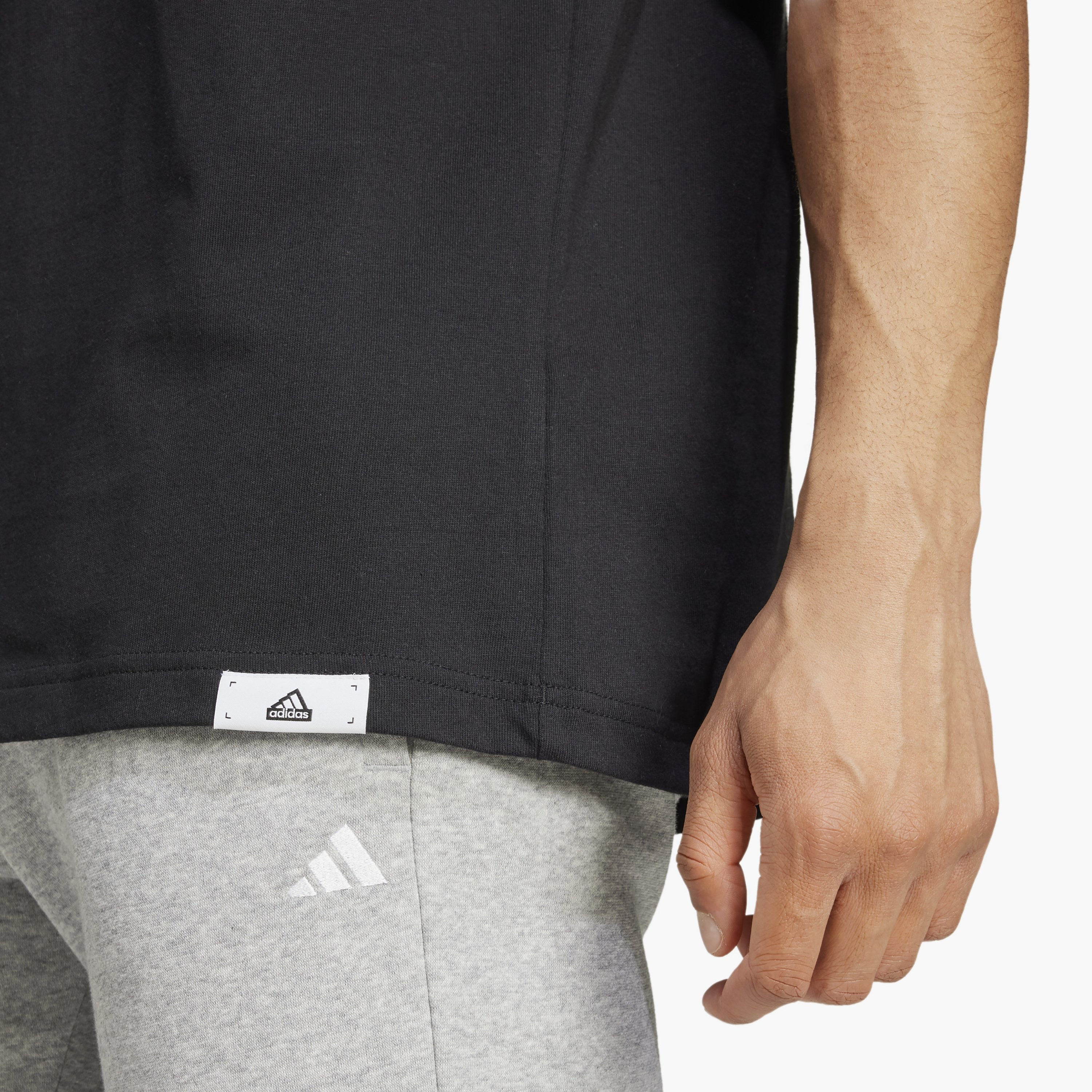تيشيرت برسومات تيك لاينر للرجال من أديداس IW2651 | OE-men-clothing-sportswearandactivewear-tshirtsandpolos-image-4