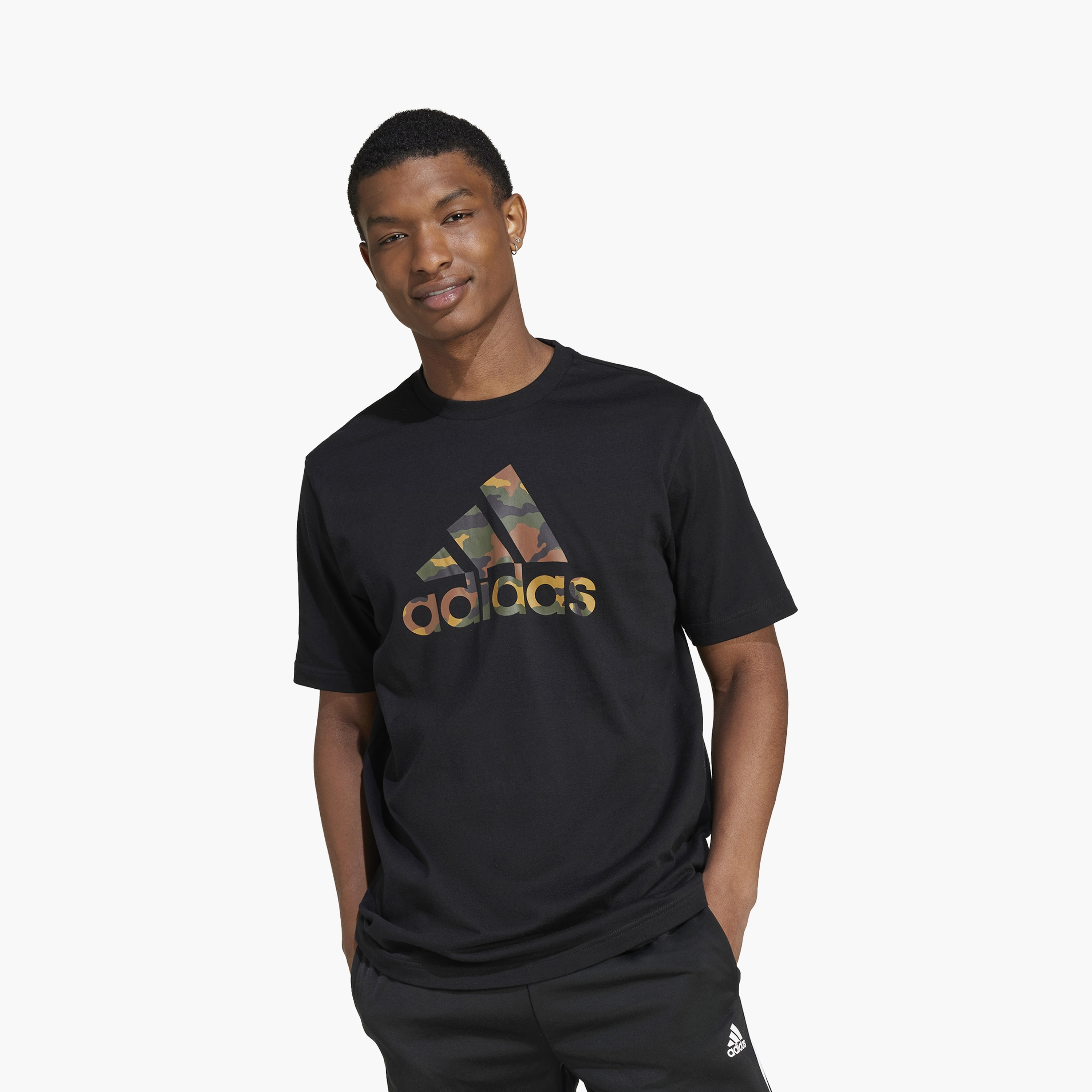 تيشيرت ذو كامو بادج أوف سبورت جرافيك من أديداس للرجال | OE-men-clothing-sportswearandactivewear-tshirtsandpolos-image-1