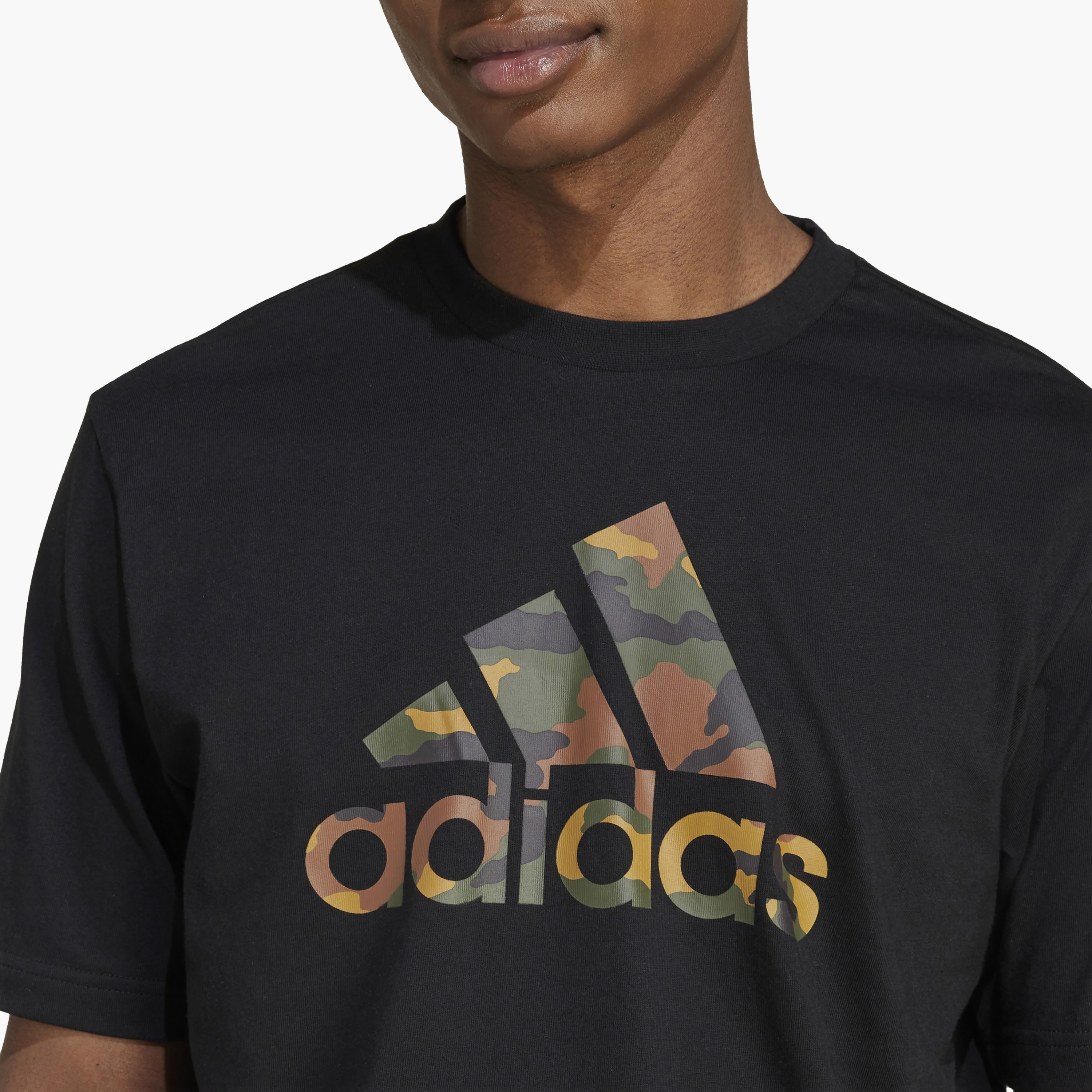 تيشيرت ذو كامو بادج أوف سبورت جرافيك من أديداس للرجال | OE-men-clothing-sportswearandactivewear-tshirtsandpolos-image-3