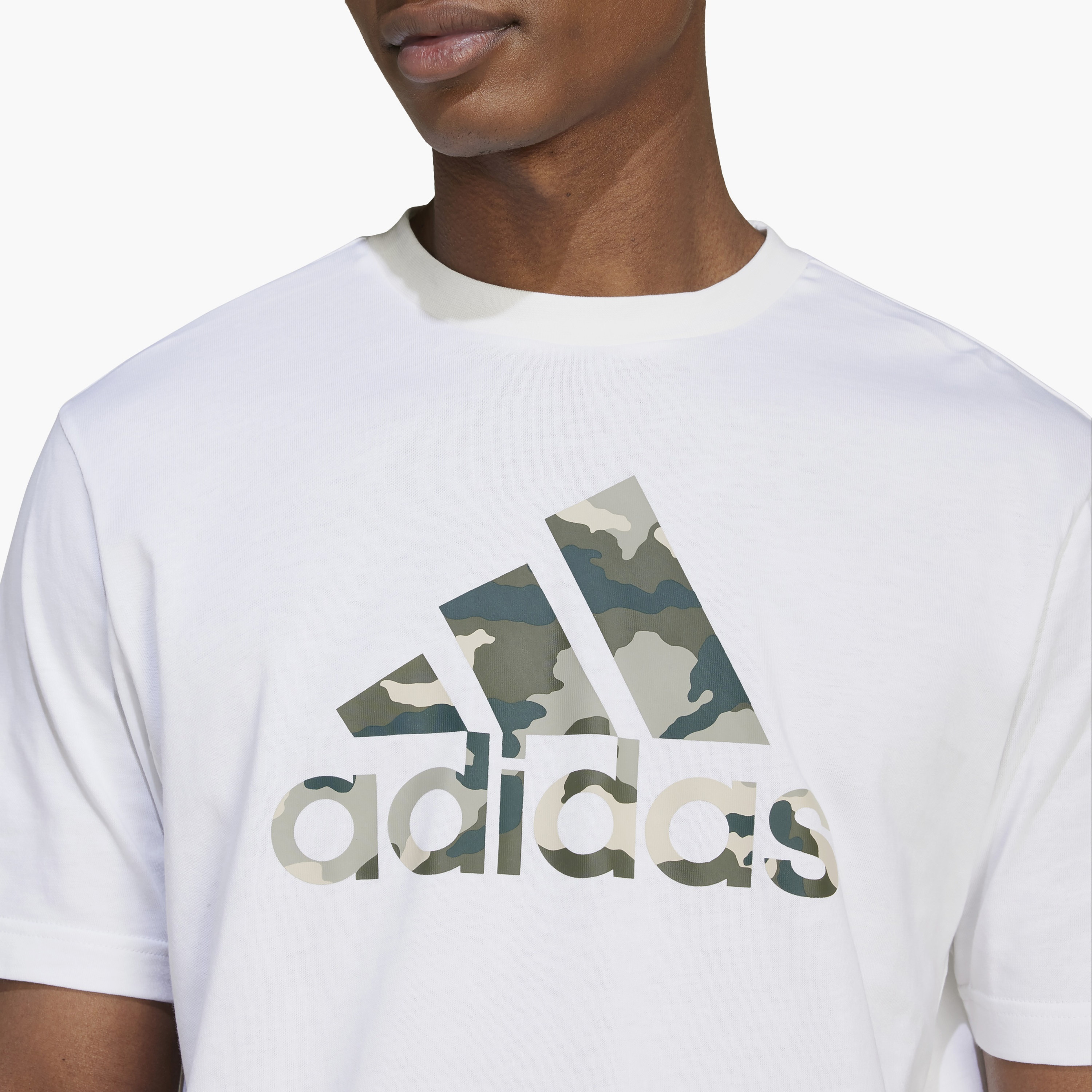 تيشيرت ذو كامو بادج أوف سبورت جرافيك من أديداس للرجال | OE-men-clothing-sportswearandactivewear-tshirtsandpolos-image-9