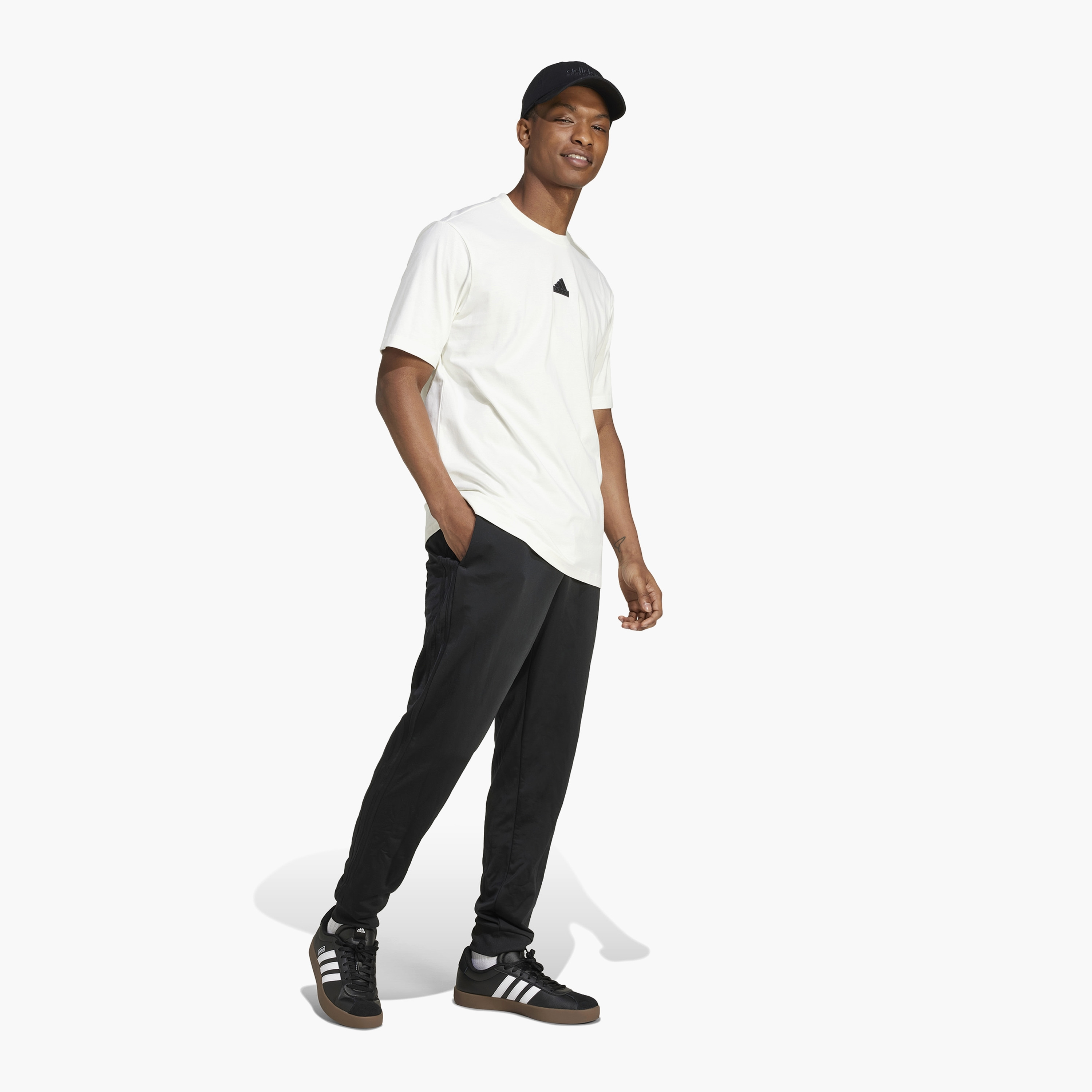 تي شيرت بجرافيك لوف سيجنتشر ذو علامة تجارية من أديداس للرجال | OE-men-clothing-sportswearandactivewear-tshirtsandpolos-image-2