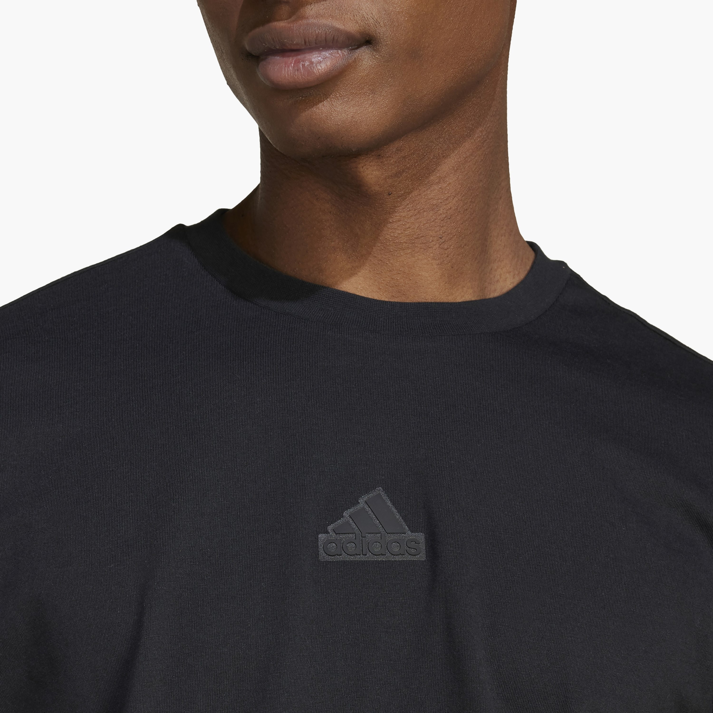 تي شيرت بجرافيك لوف سيجنتشر ذو علامة تجارية من أديداس للرجال | OE-men-clothing-sportswearandactivewear-tshirtsandpolos-image-9