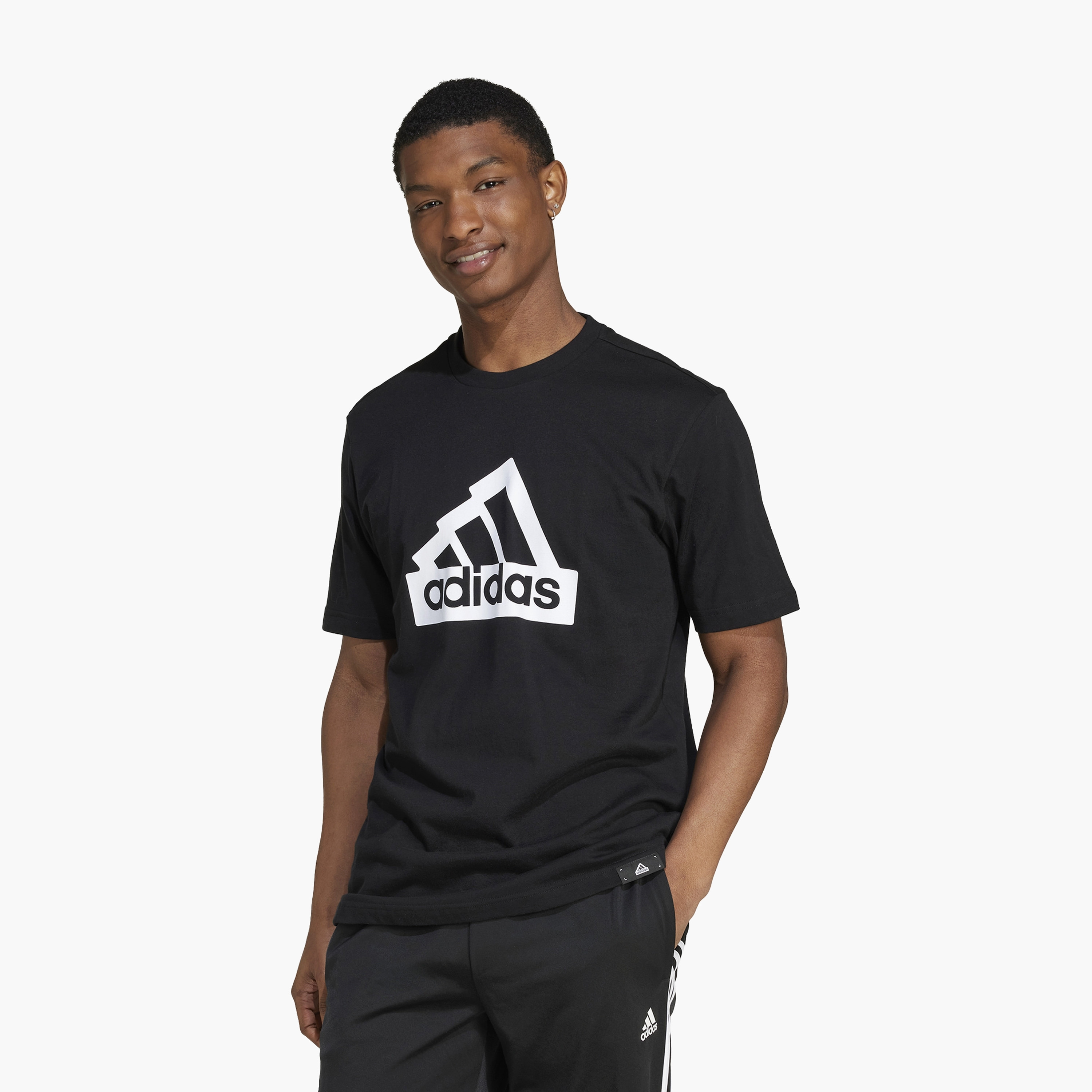 تيشيرت برسومات مودرن إسينشالز للرجال من أديداس | OE-men-clothing-sportswearandactivewear-tshirtsandpolos-image-7
