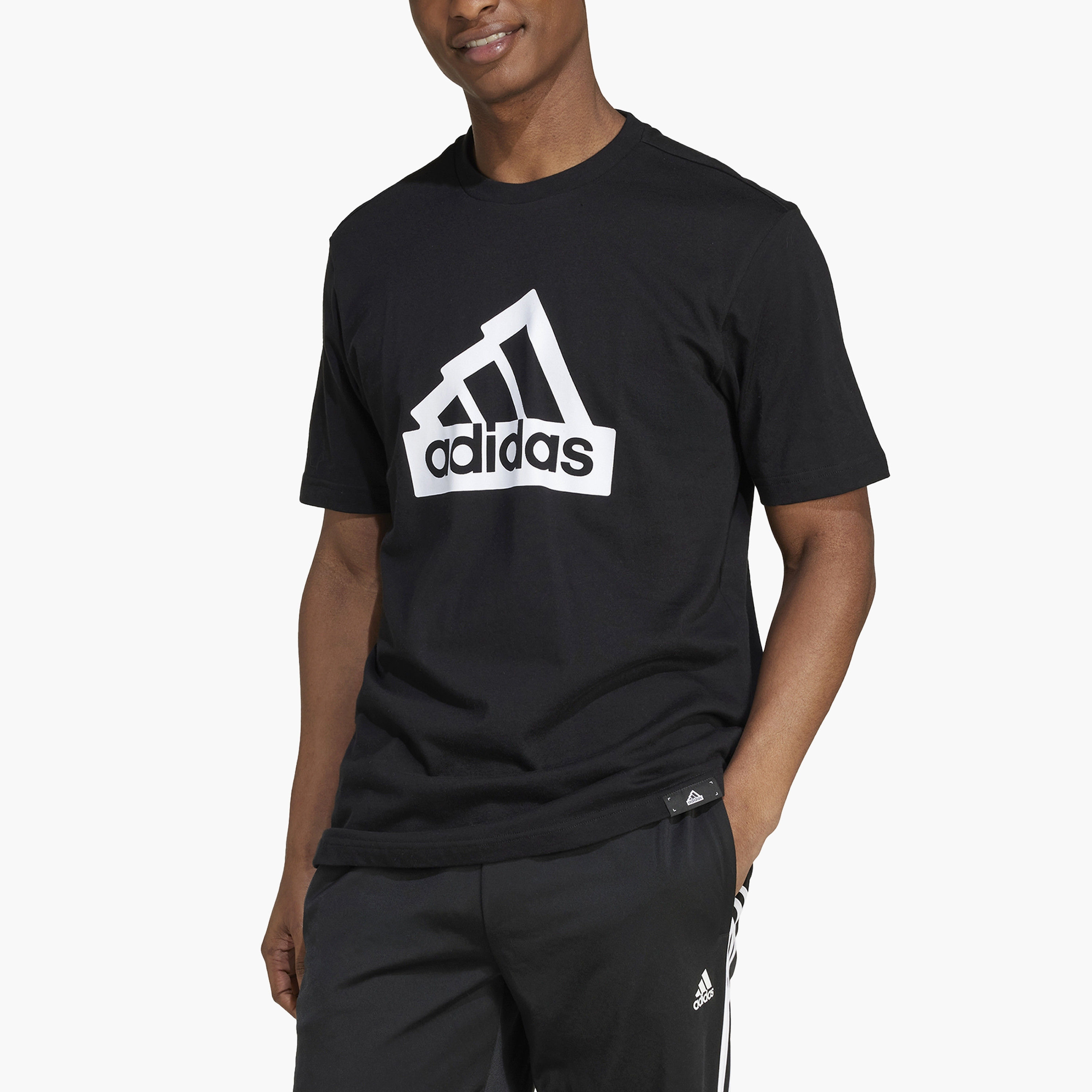 تيشيرت برسومات مودرن إسينشالز للرجال من أديداس | OE-men-clothing-sportswearandactivewear-tshirtsandpolos-image-9