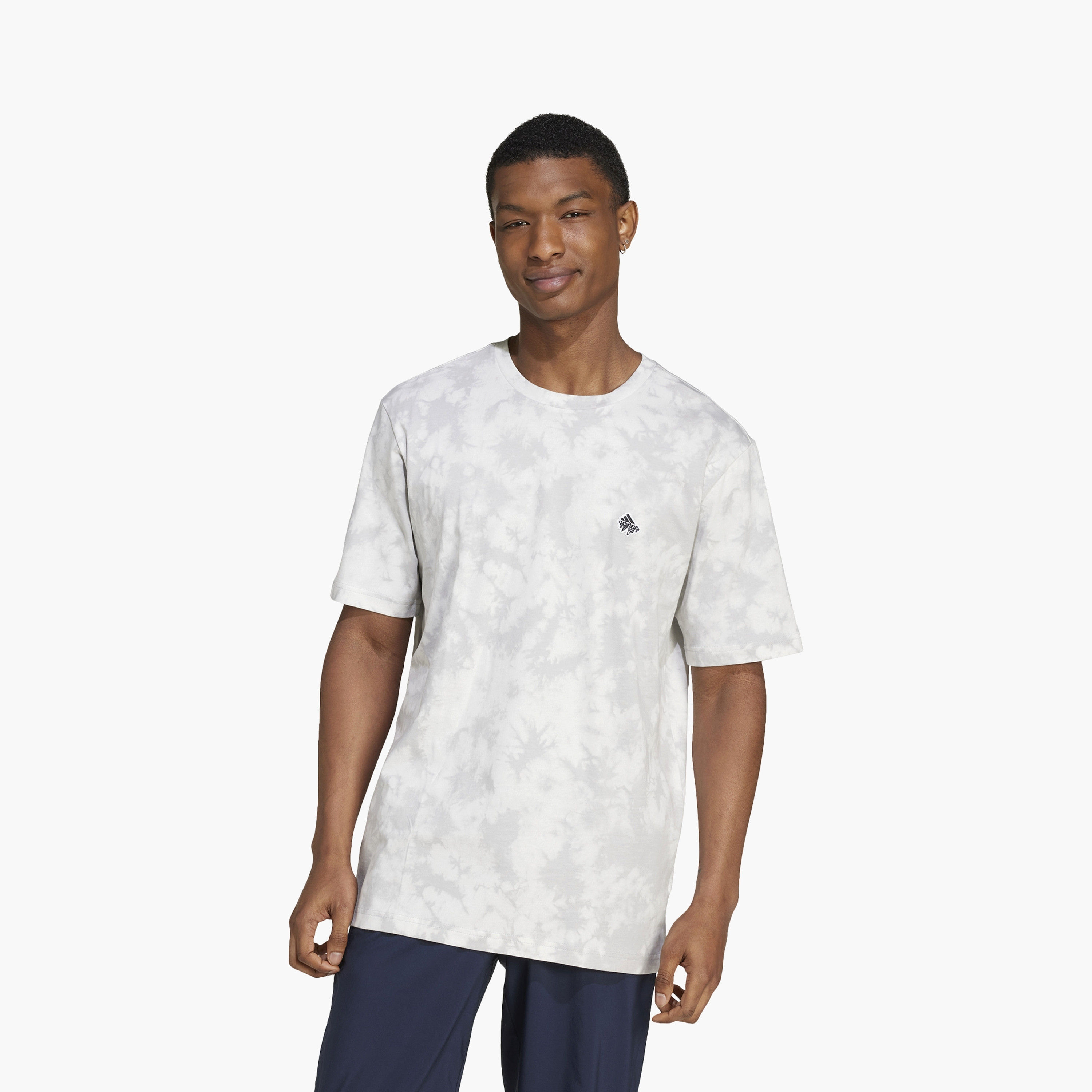 تي شيرت رجالي من أديداس ذو طوال اليوم أحلم بالجرافيك | OE-men-clothing-sportswearandactivewear-tshirtsandpolos-image-1