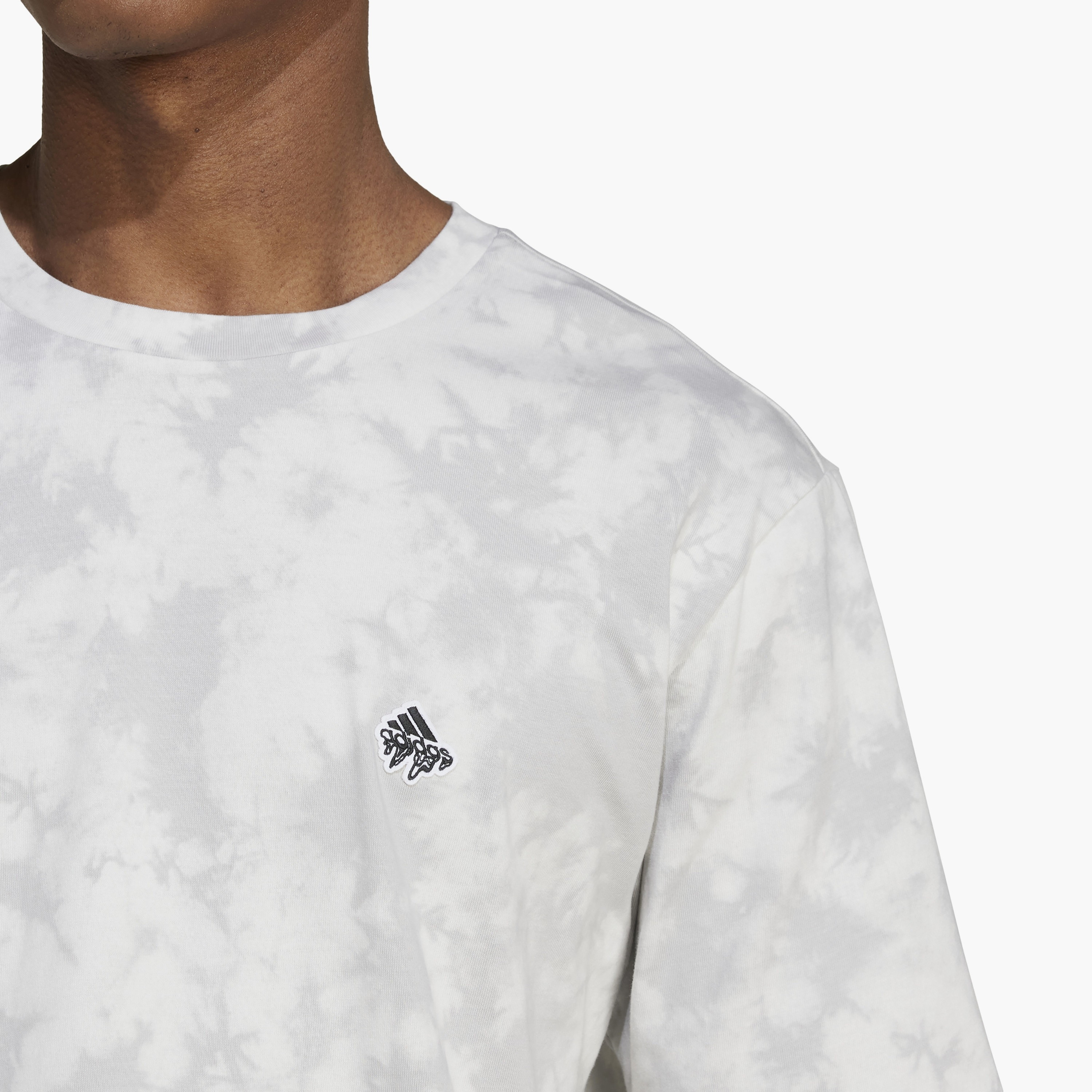 تي شيرت رجالي من أديداس ذو طوال اليوم أحلم بالجرافيك | OE-men-clothing-sportswearandactivewear-tshirtsandpolos-image-3