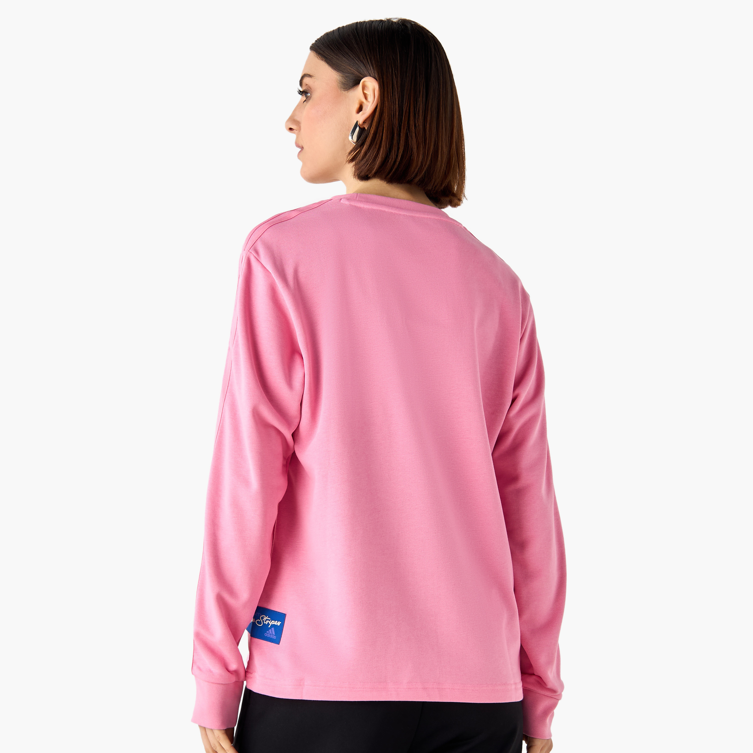 سويت شيرت بطبعة جرافيك بأكمام طويلة مع كلاسيكية حديثة للنساء من أديداس IW5168 | OE-women-clothing-sportswearandactivewear-hoodiesandsweatshirts-image-3