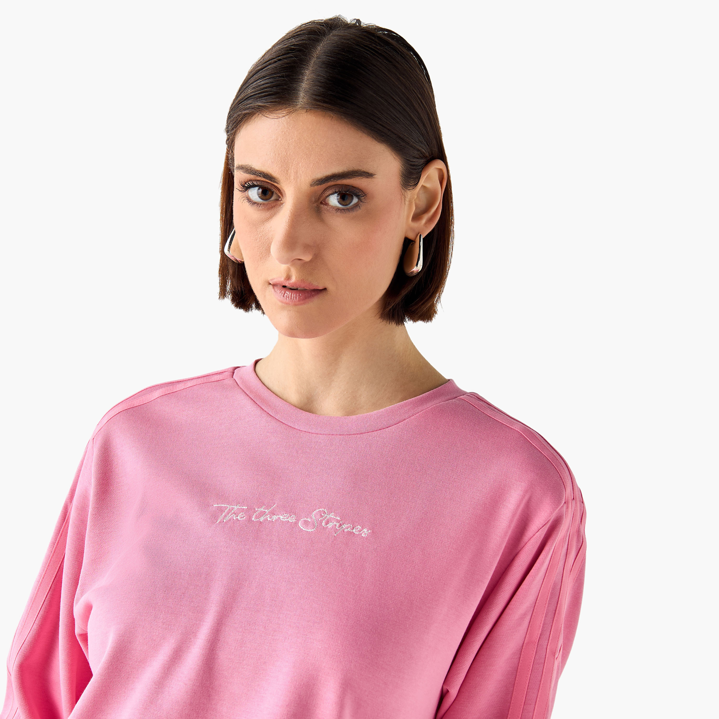 سويت شيرت بطبعة جرافيك بأكمام طويلة مع كلاسيكية حديثة للنساء من أديداس IW5168 | OE-women-clothing-sportswearandactivewear-hoodiesandsweatshirts-image-4