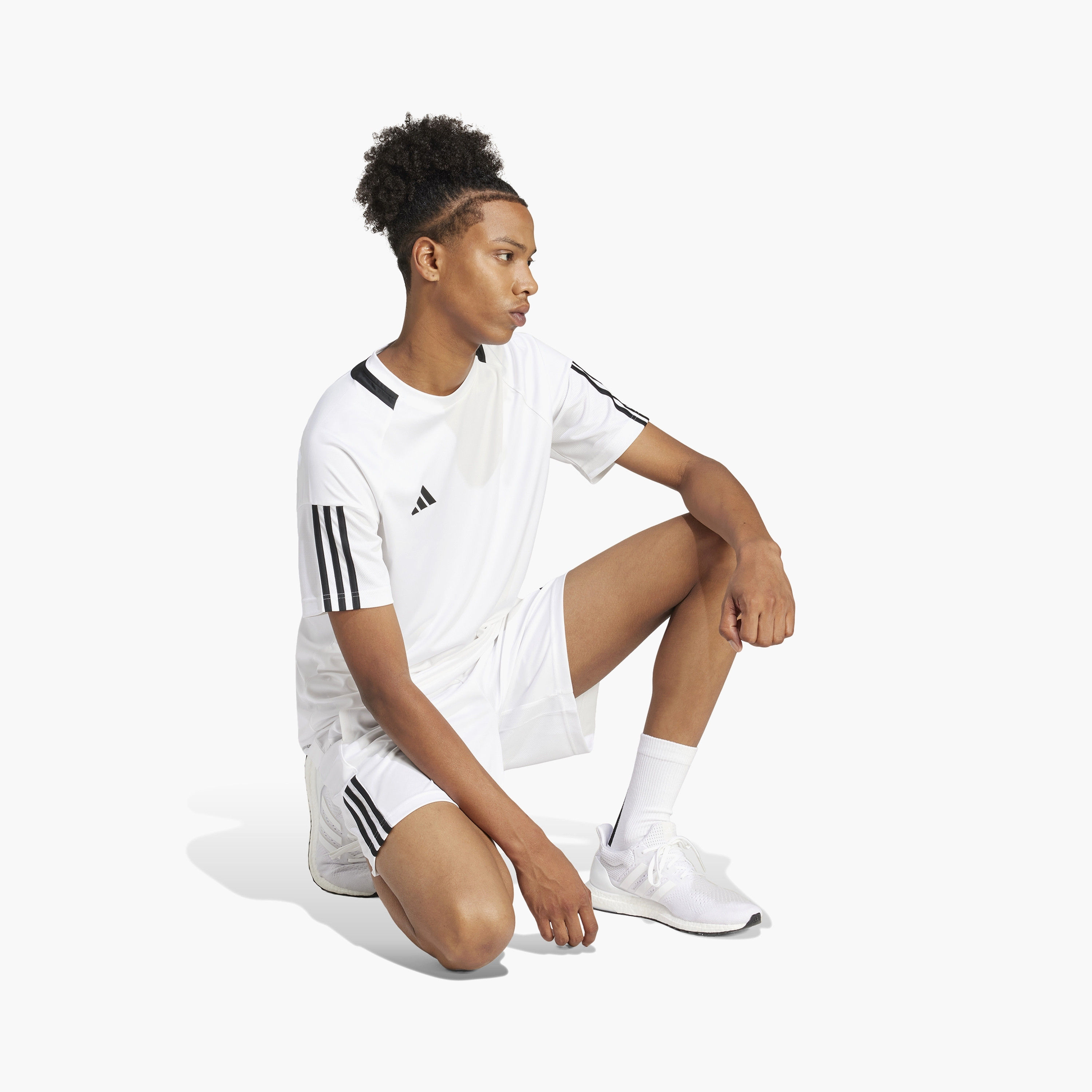 تيشيرت ذو سيرينو ايروريدي ذو الخطوط الثلاثة للرجال من اديداس | OE-men-clothing-sportswearandactivewear-tshirtsandpolos-image-8