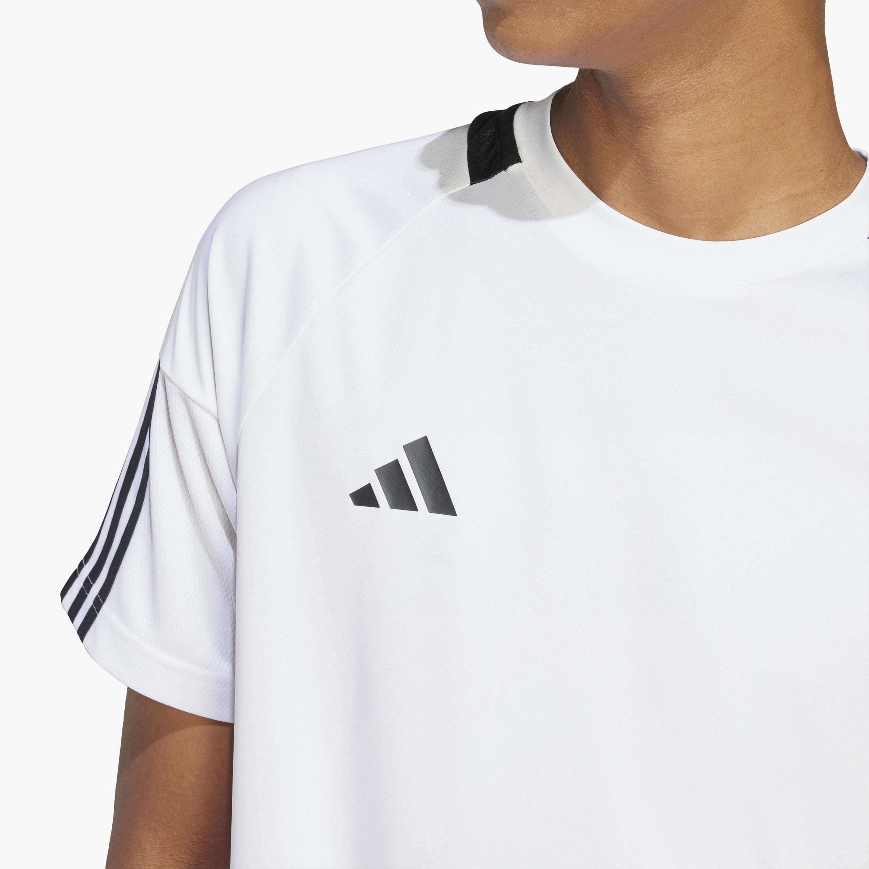 تيشيرت ذو سيرينو ايروريدي ذو الخطوط الثلاثة للرجال من اديداس | OE-men-clothing-sportswearandactivewear-tshirtsandpolos-image-9