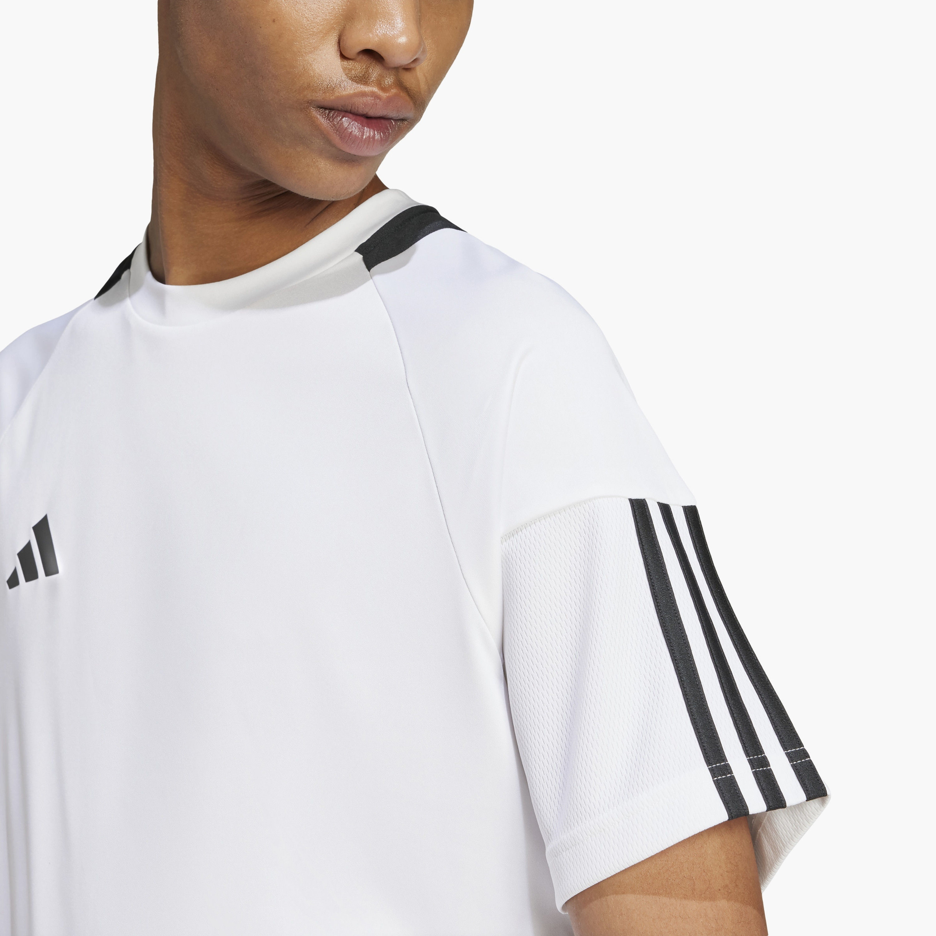 تيشيرت ذو سيرينو ايروريدي ذو الخطوط الثلاثة للرجال من اديداس | OE-men-clothing-sportswearandactivewear-tshirtsandpolos-image-10