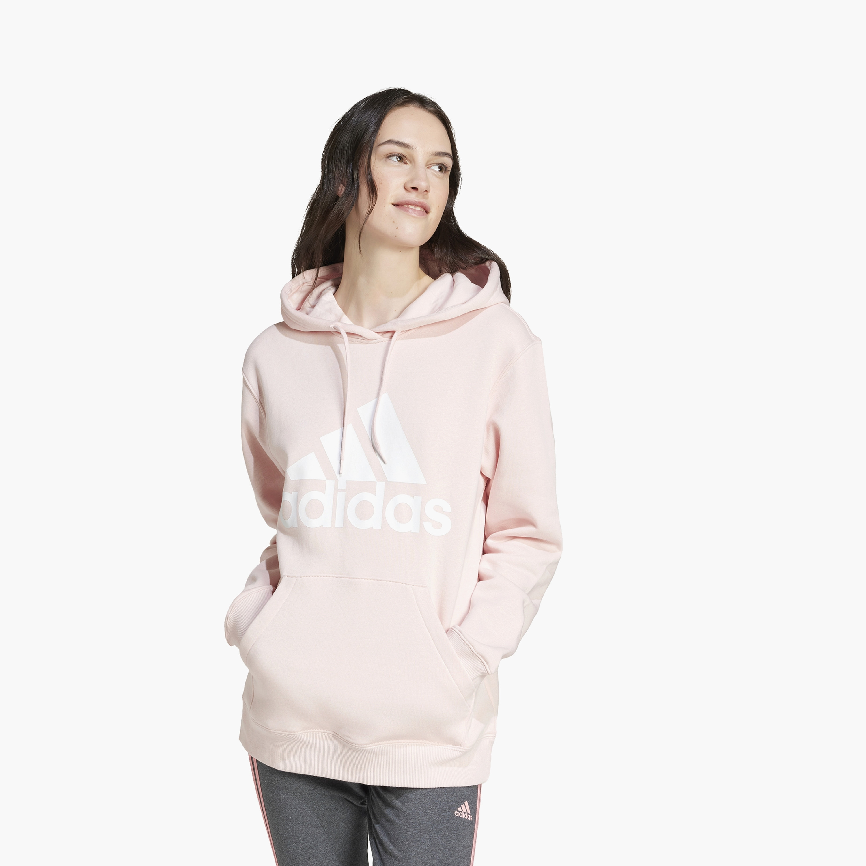 هودي اديداس اسينشالز للنساء بشعار كبير عادي ذو فليس IY4310 | OE-sports-women-clothing-hoodiesandsweatshirts-image-1