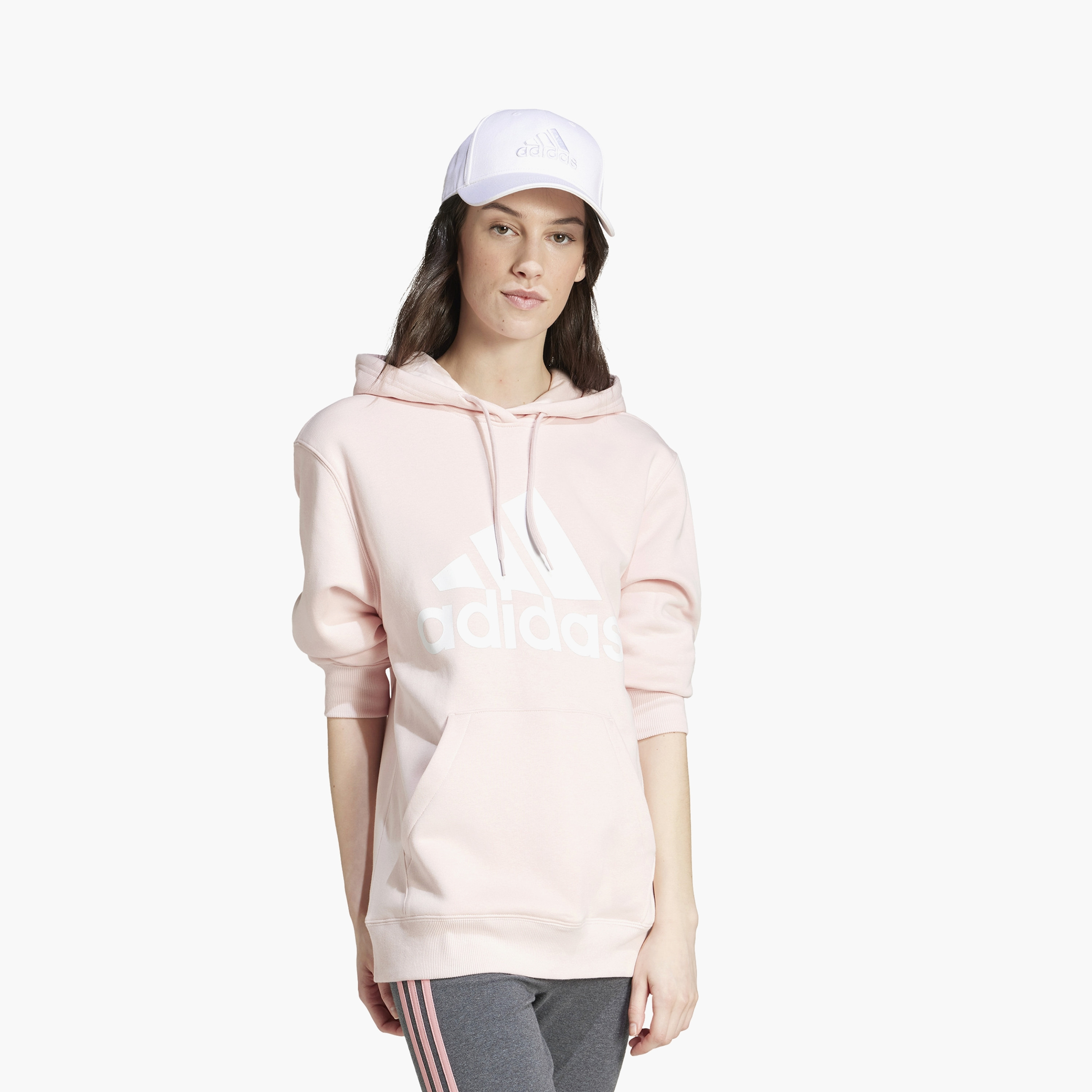 هودي اديداس اسينشالز للنساء بشعار كبير عادي ذو فليس IY4310 | OE-sports-women-clothing-hoodiesandsweatshirts-image-2