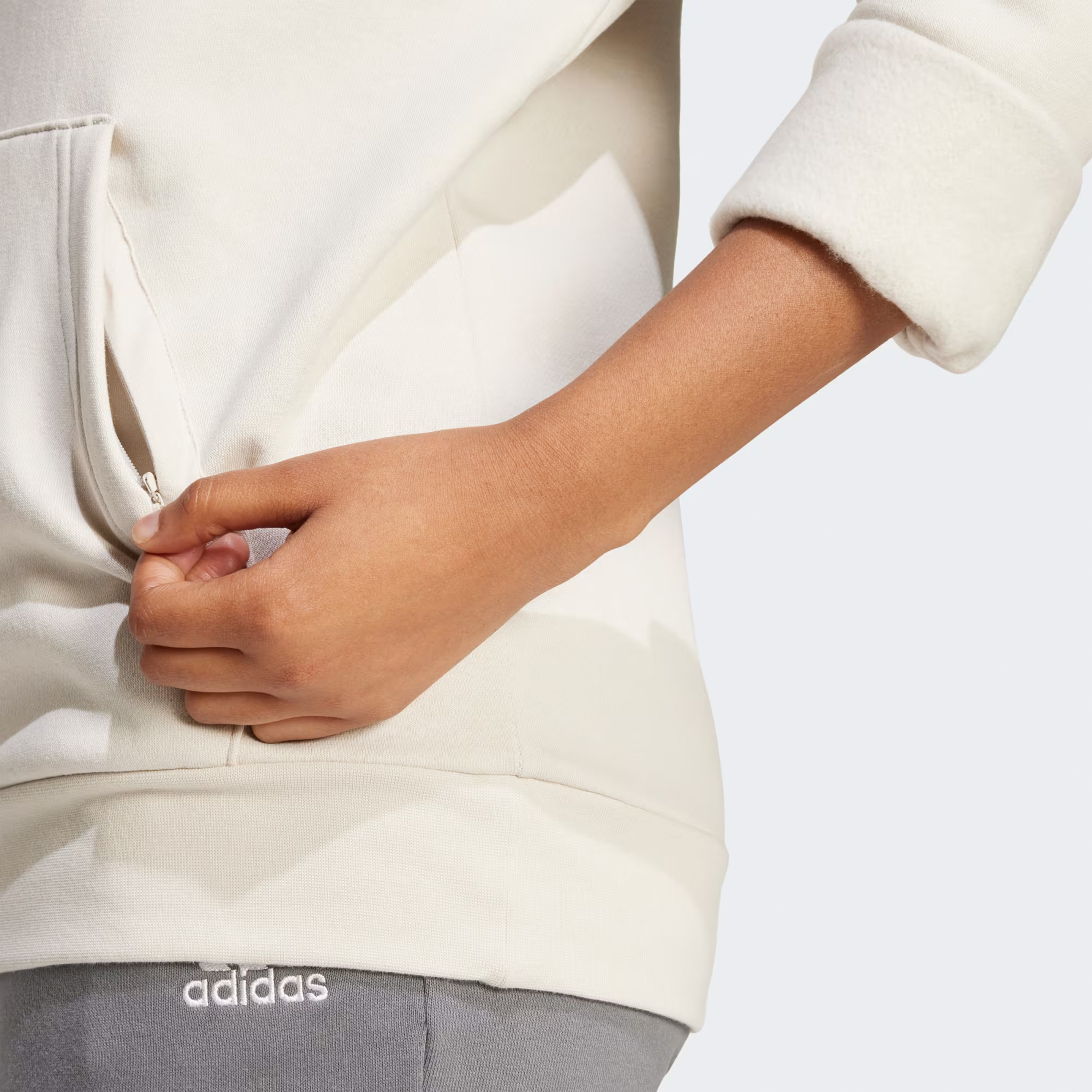 هودي اديداس اسينشالز للنساء بشعار صغير مريح IY9228 | OE-sports-women-clothing-hoodiesandsweatshirts-image-3
