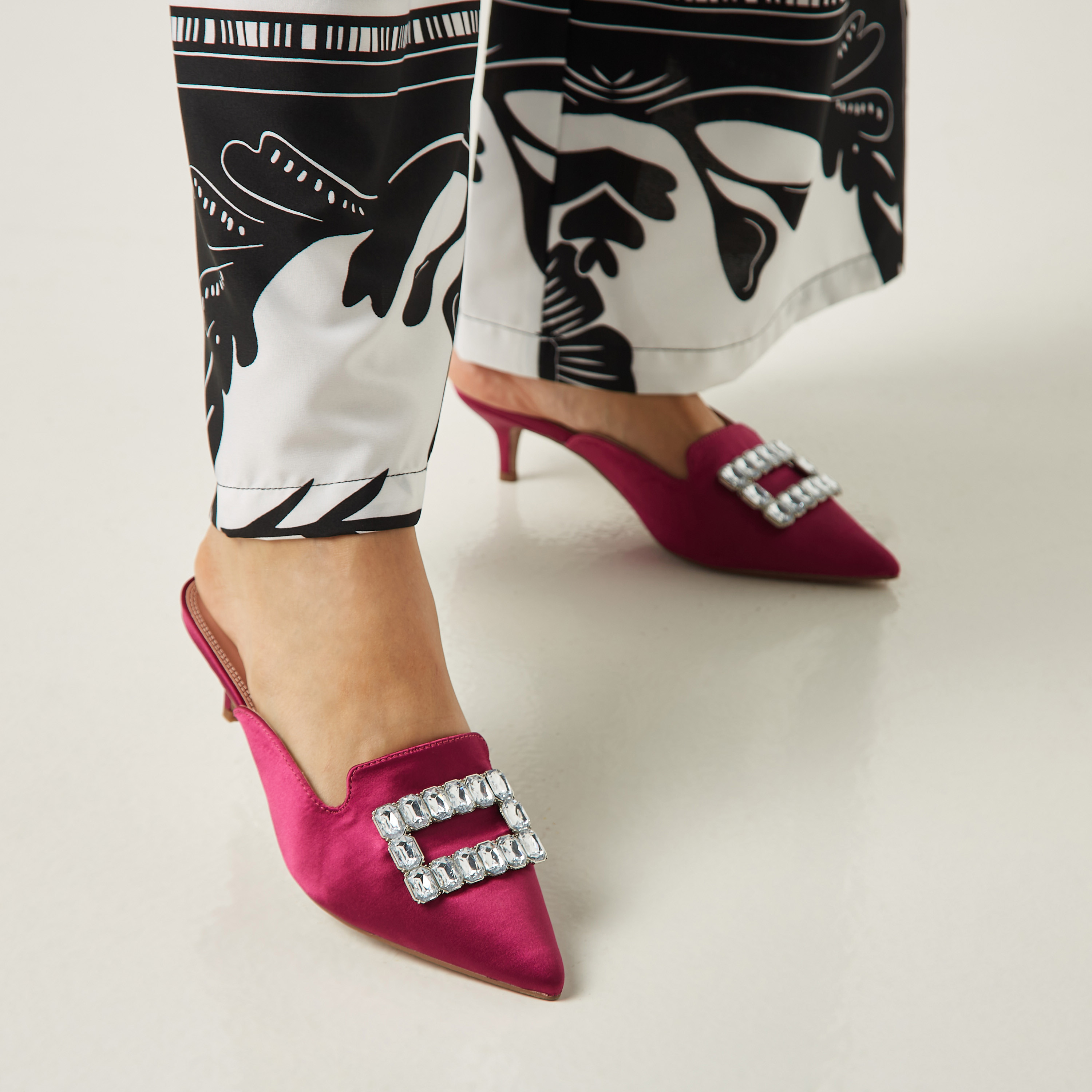 Pointed toe clearance mules kitten heel